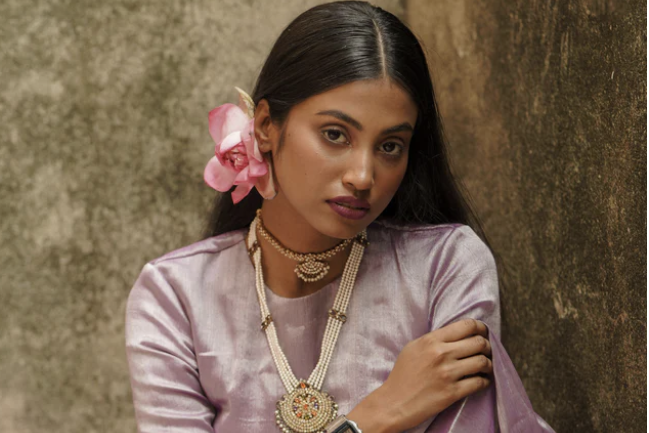 Picture Perfect: 15 Gorgeous Saree Poses to Elevate Your Instagram Game