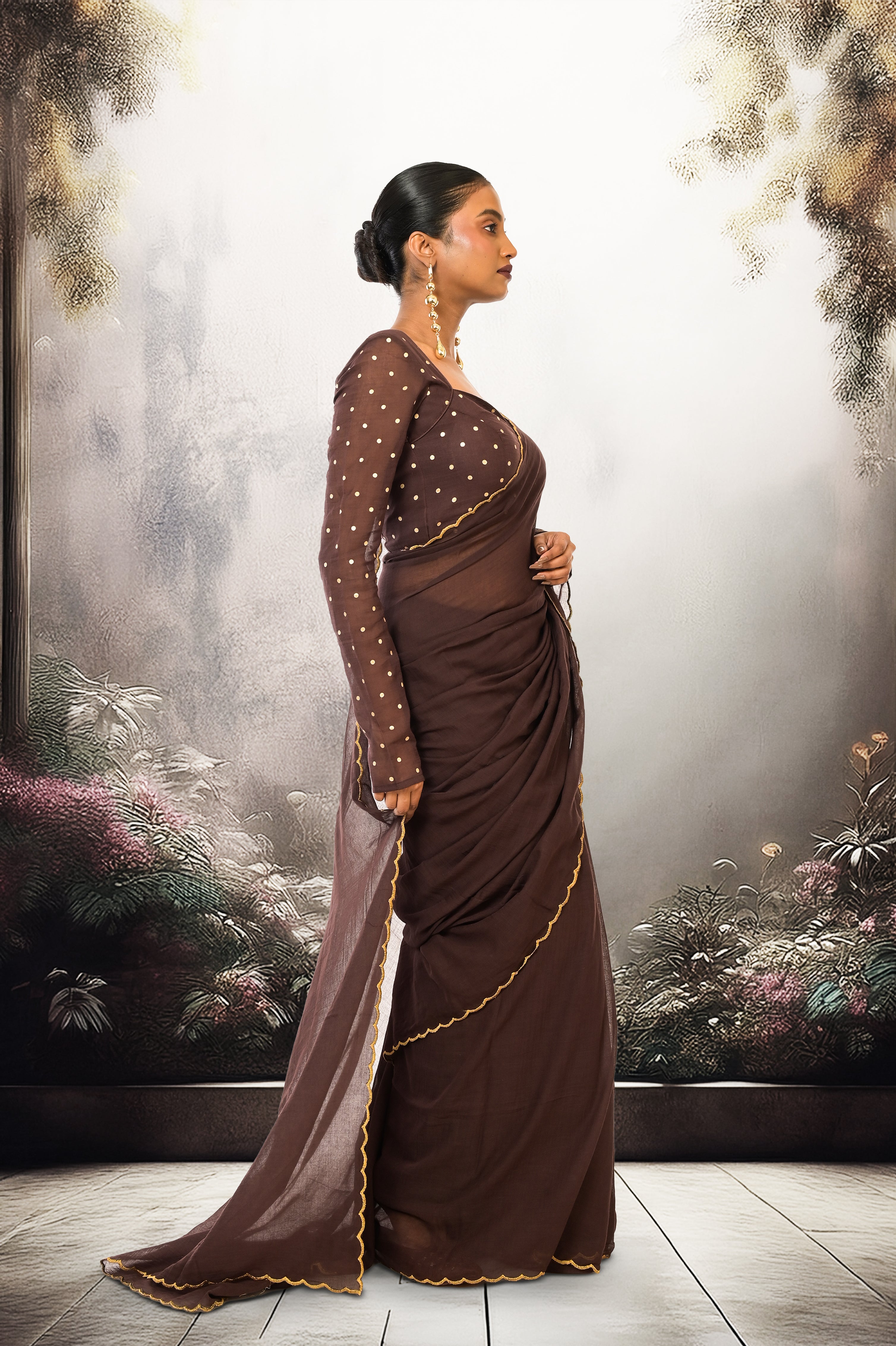 handwoven-brown-mul-cotton-saree-with-hand-scalloped-border