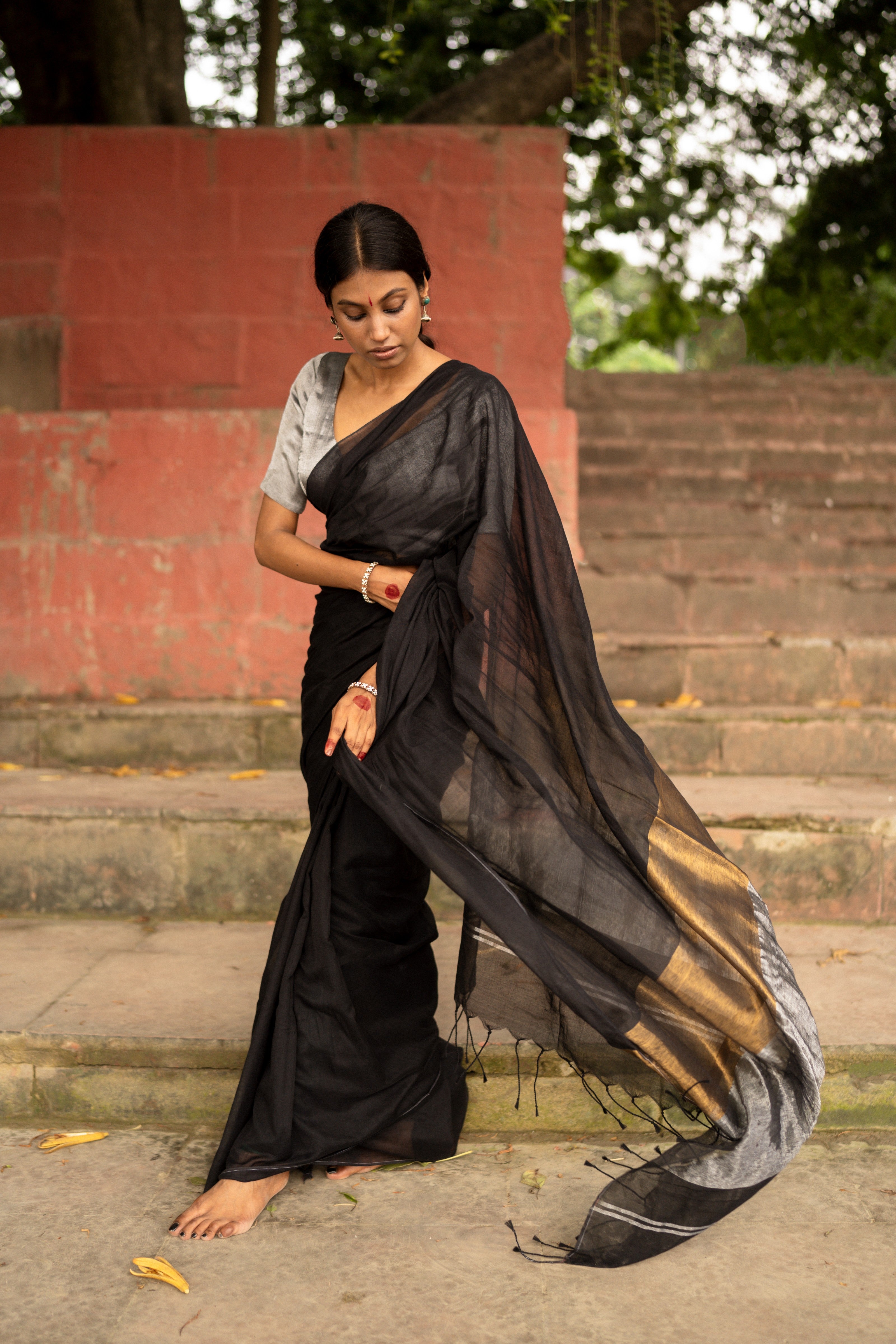 Aaja Nachle TLR-416 I Black Handloom Cotton Saree With Minimal Flaws