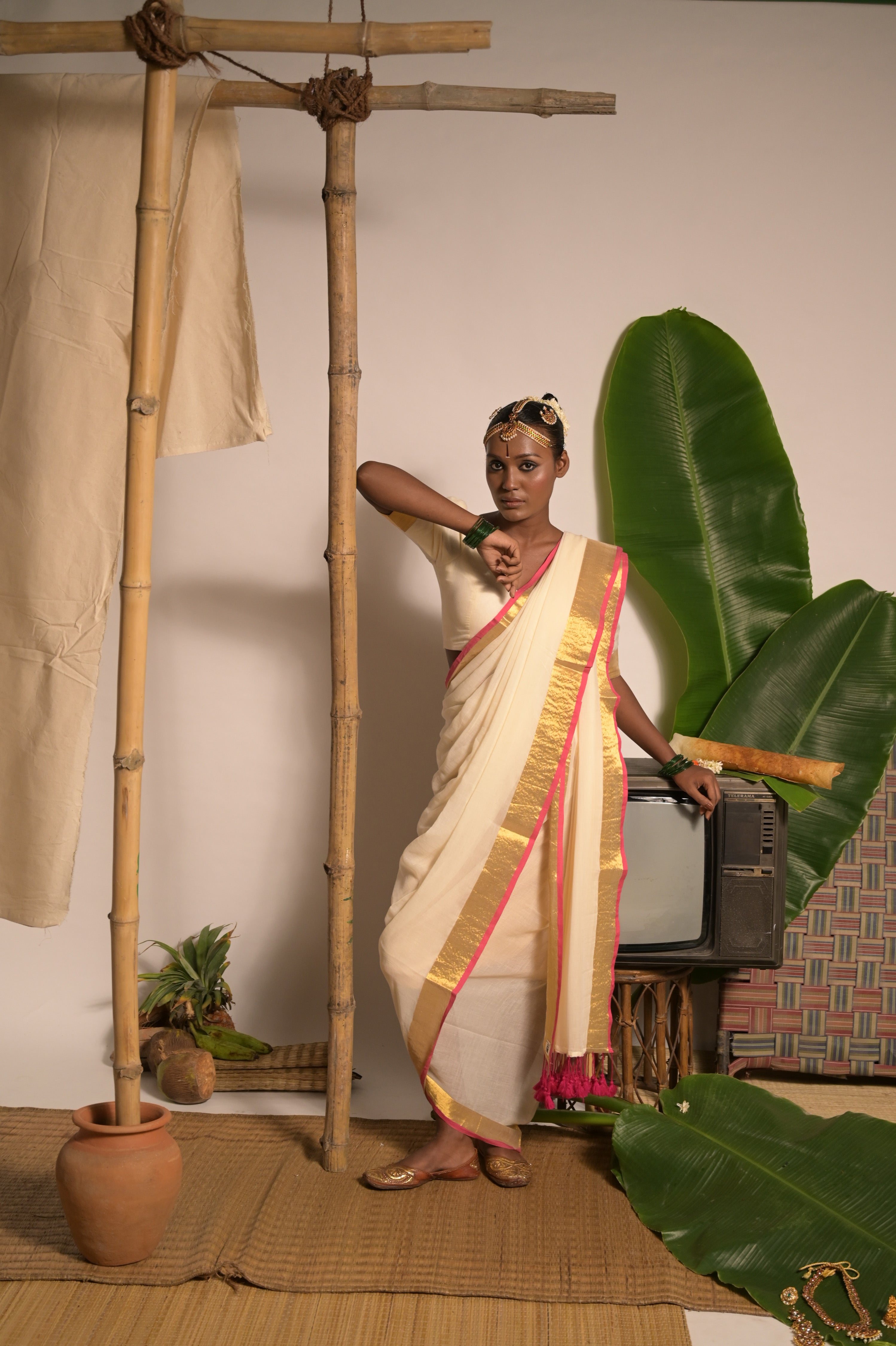 Chandralekha I Off white mul cotton handwoven saree with golden and pink border