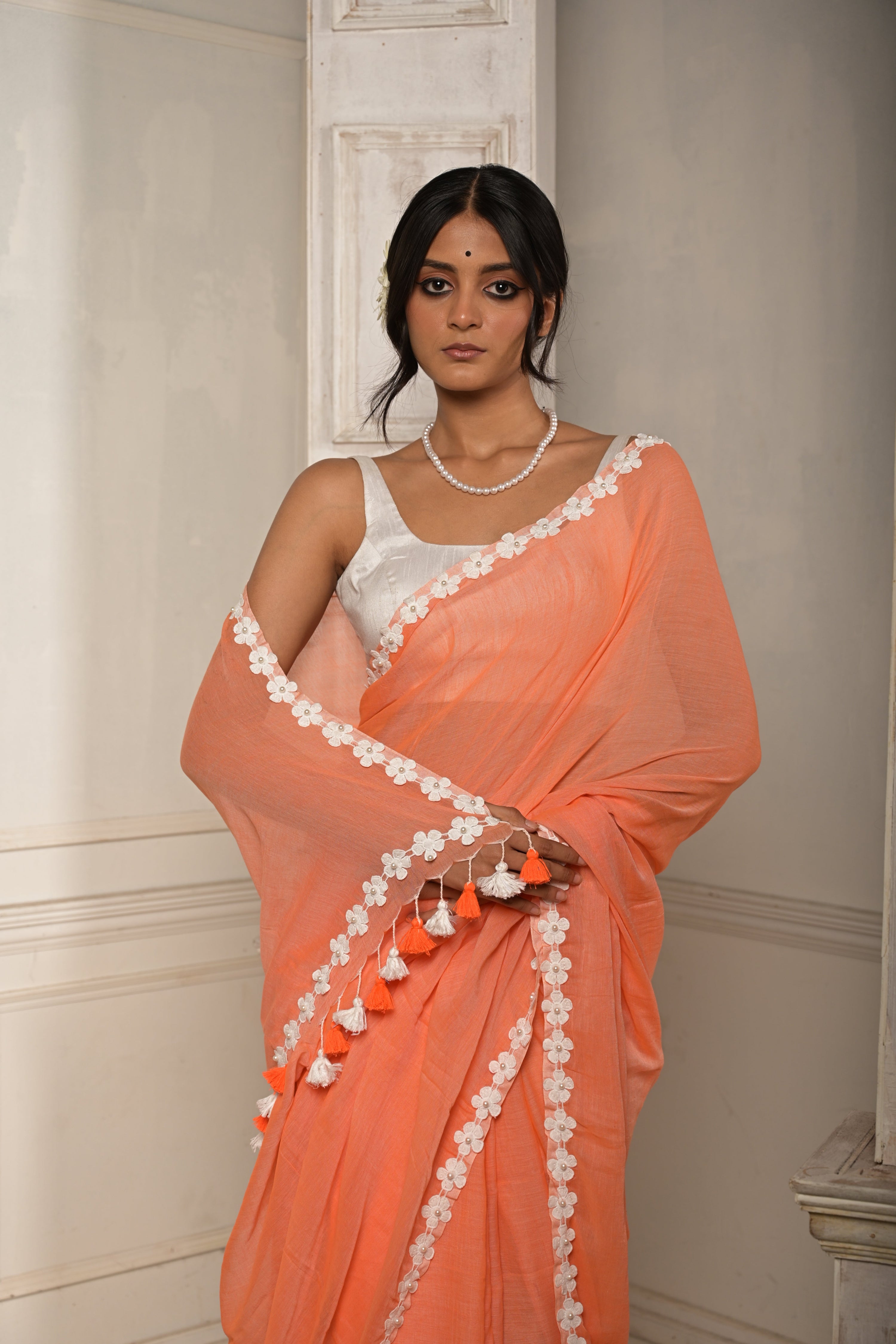 peach-mul-cotton-saree-with-floral-laced-embroiedered-border