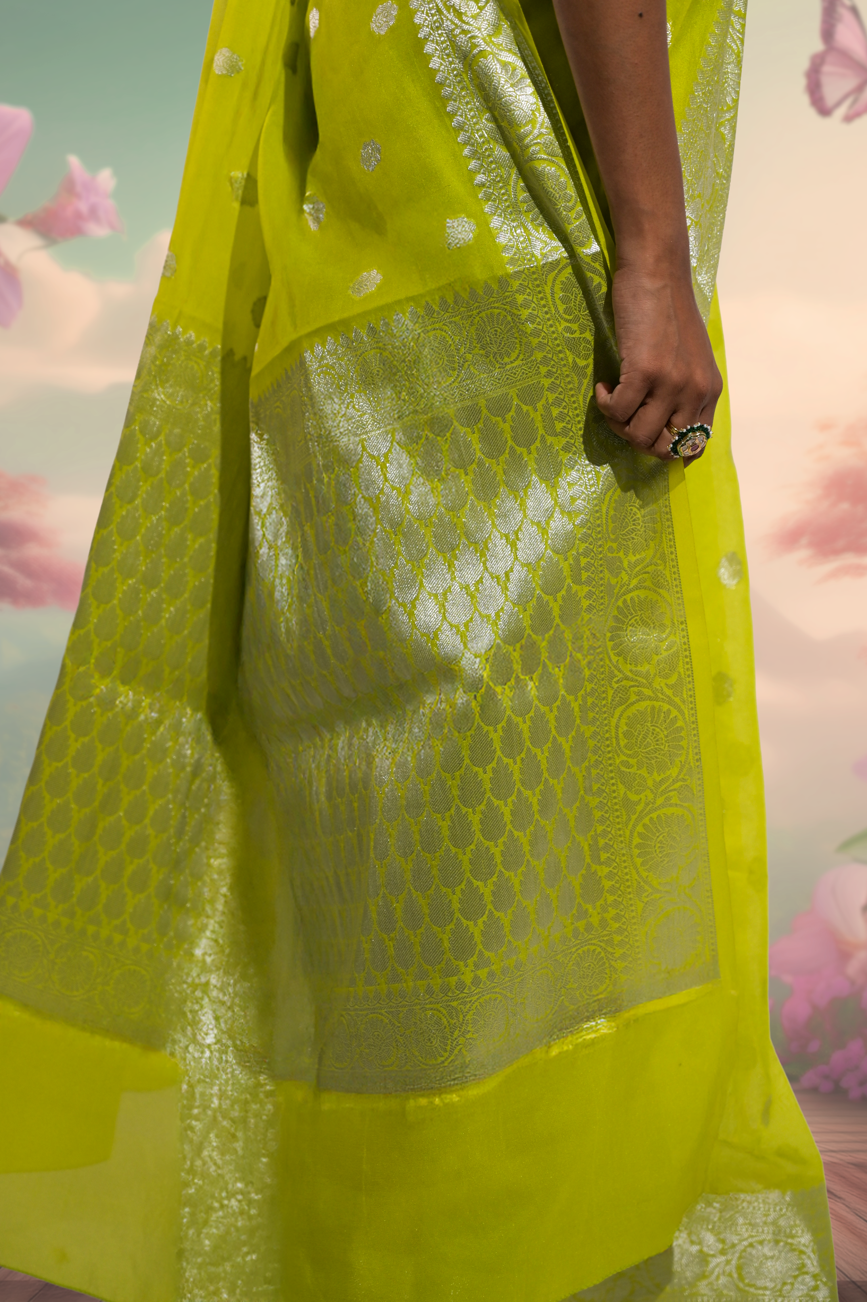 Sunehri Sur saree