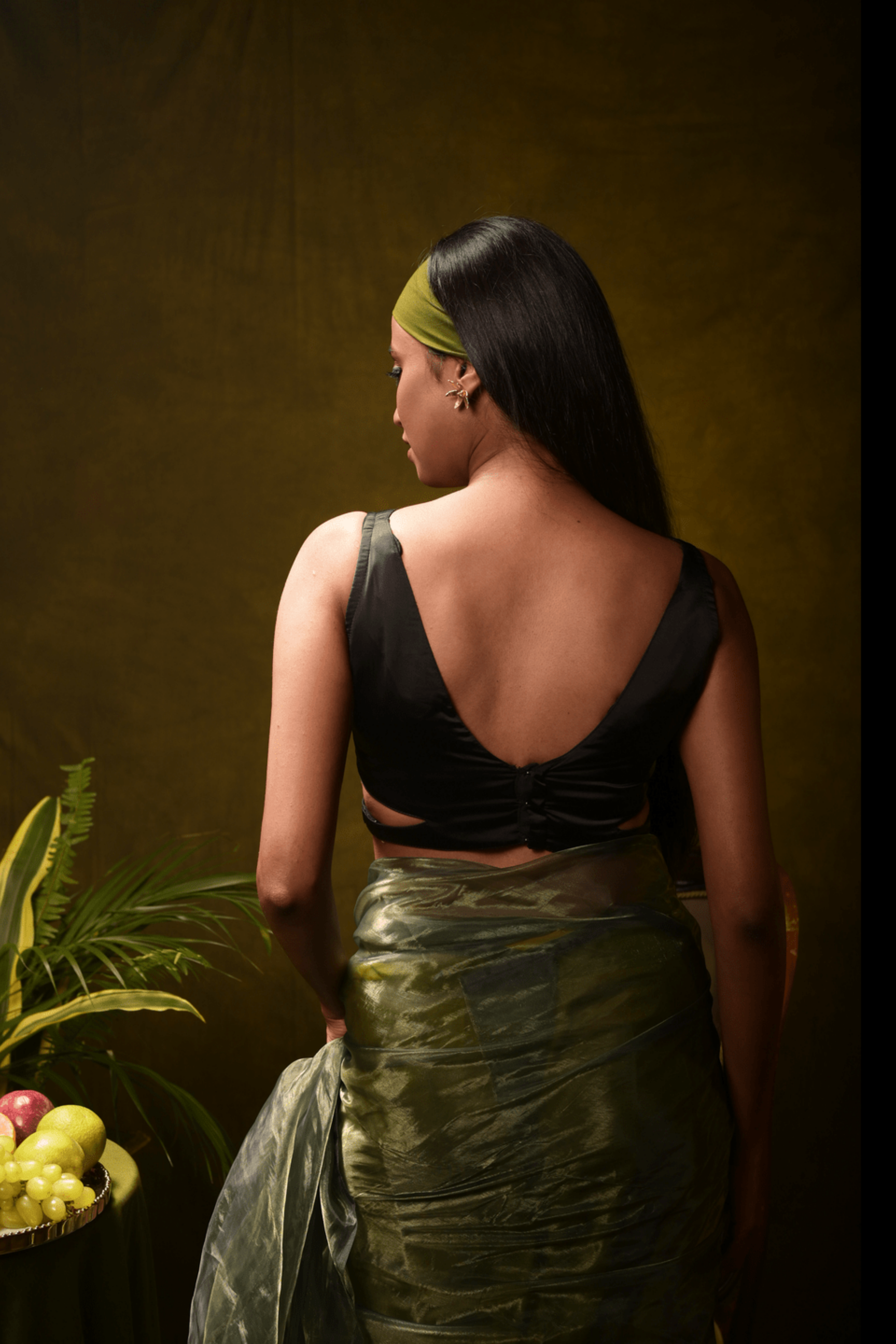 black-sleeveless-blouse