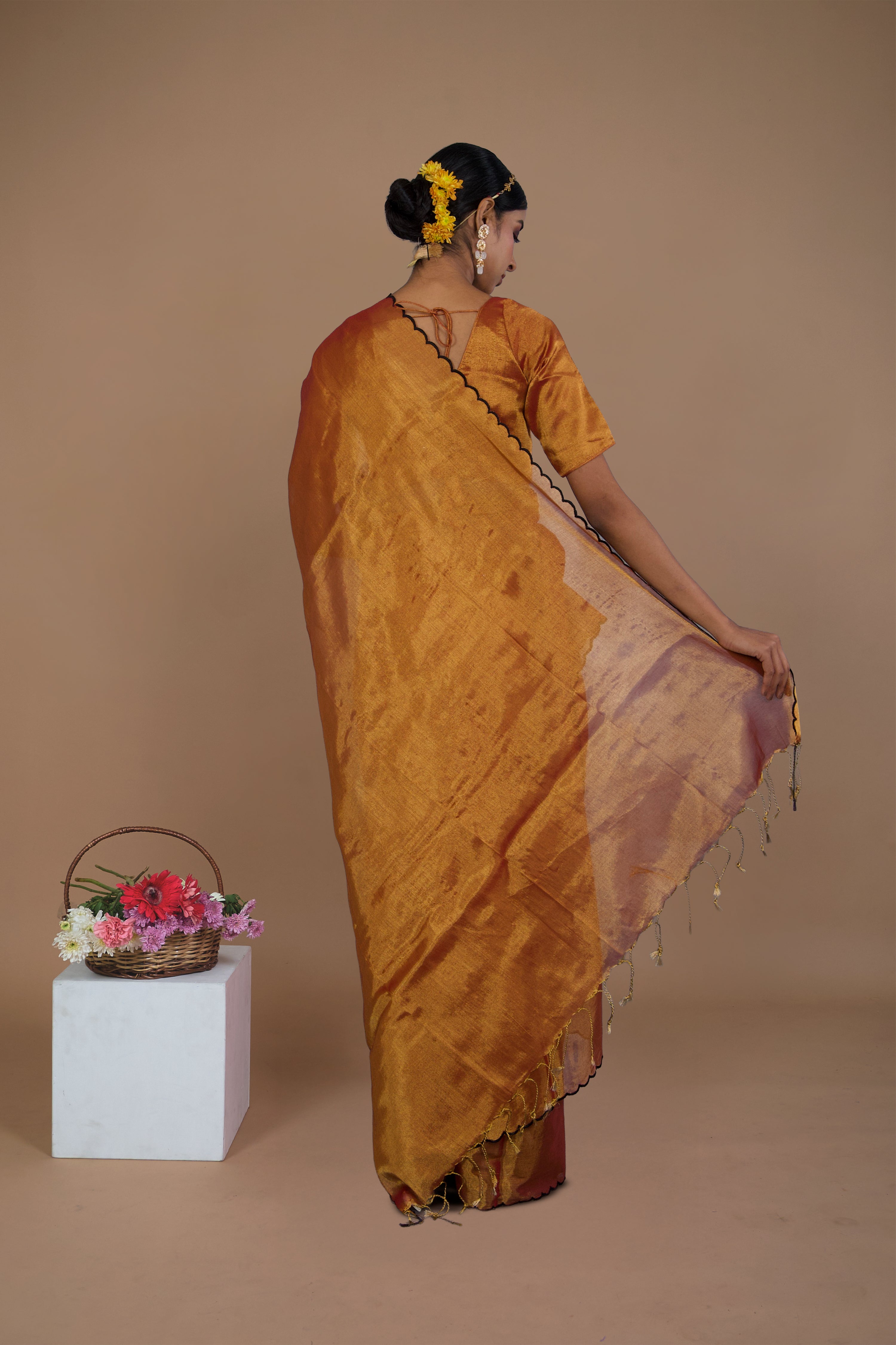 Lalitya I Rust gold handwoven tissue saree with scalloped pallu and border