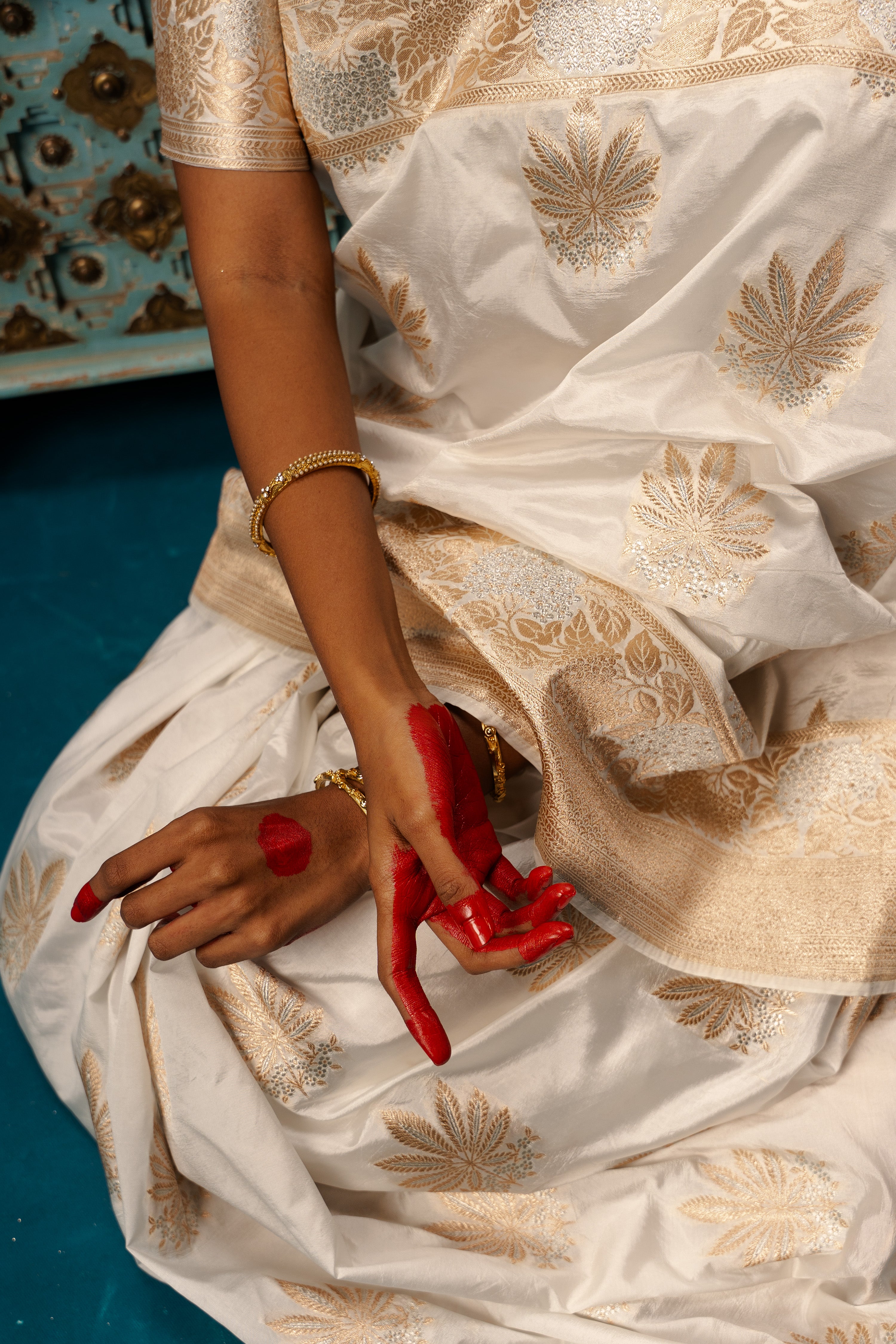 Dhumravarna I White Handwoven Banarasi Saree with Floral Jaal Zari Border and Hemp Butas