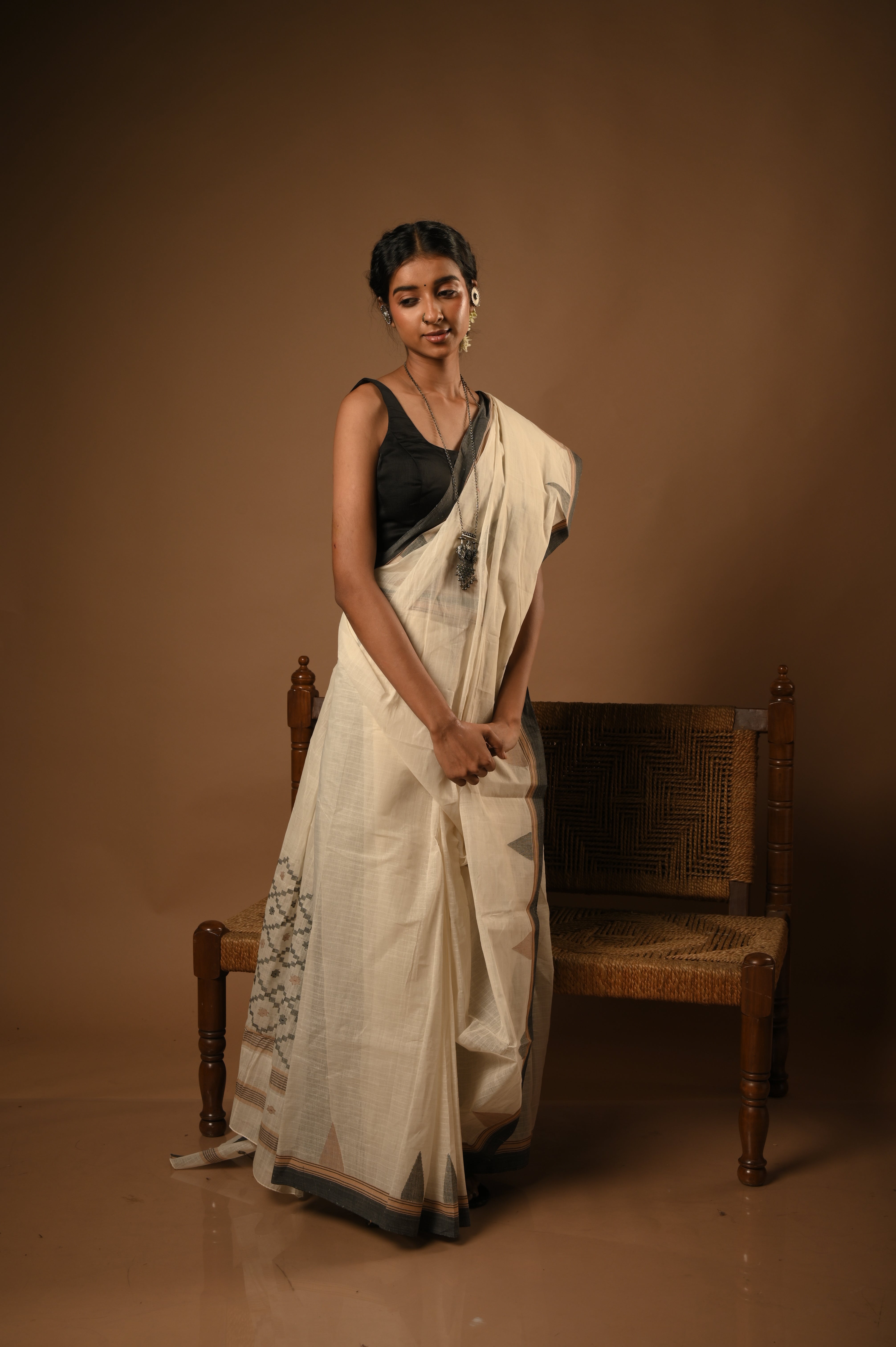 Raag Meghmalhar I White Handloom cotton Jamdani saree with geometric motifs