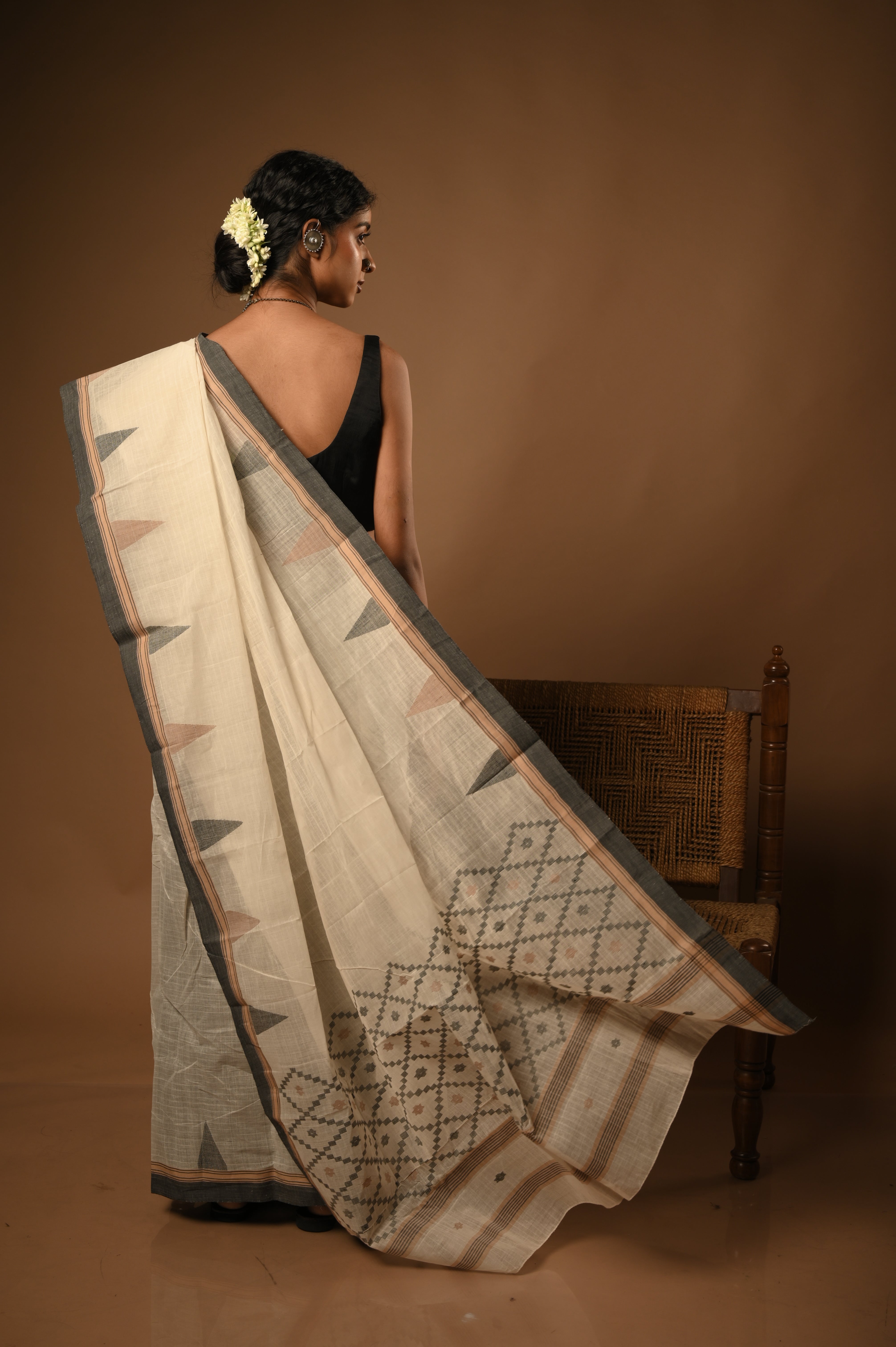 Raag Meghmalhar I White Handloom cotton Jamdani saree with geometric motifs