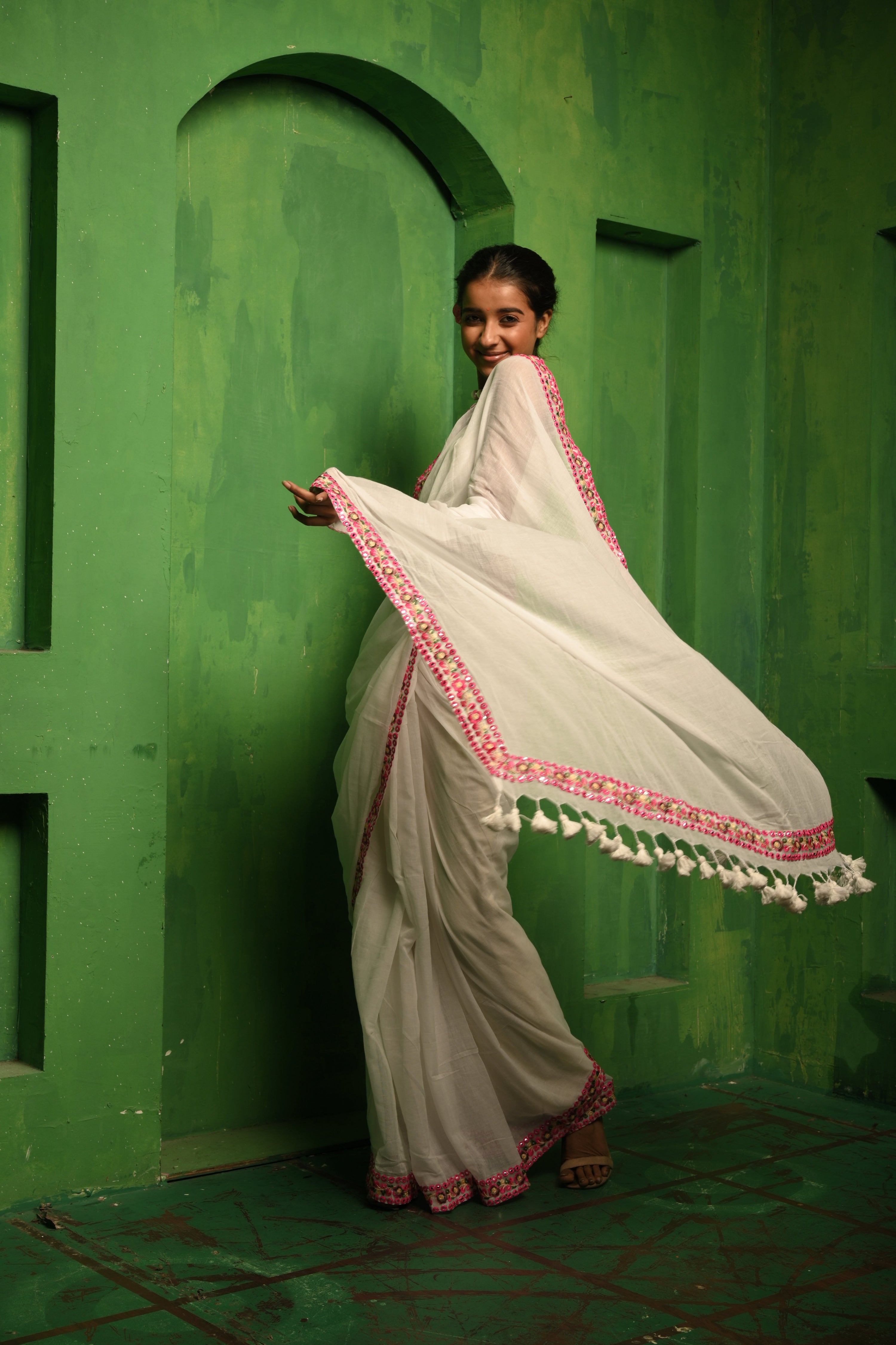 white-handloom-mul-cotton-lace-embroidered-saree