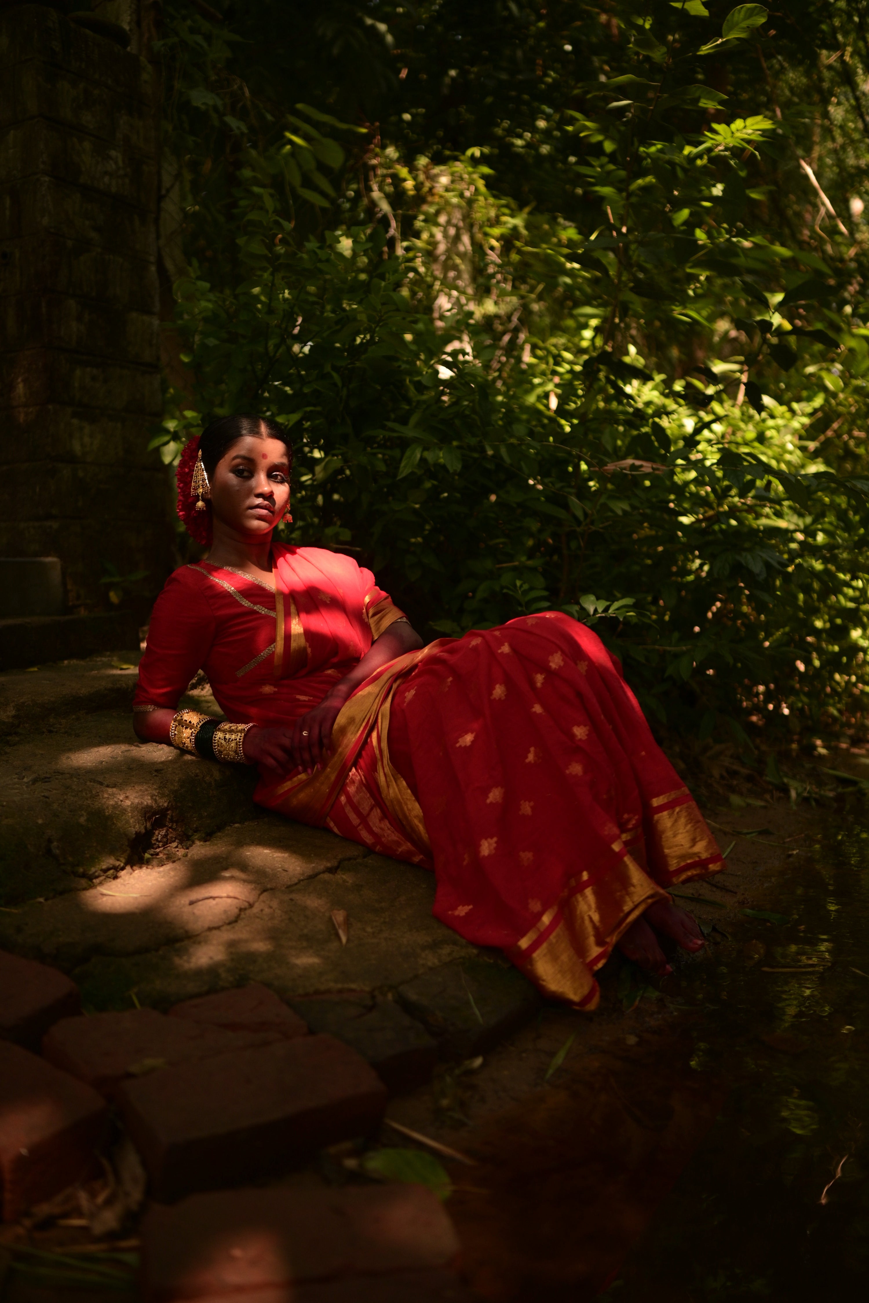 red-handloom-cotton-saree-with-jamdani-motifs