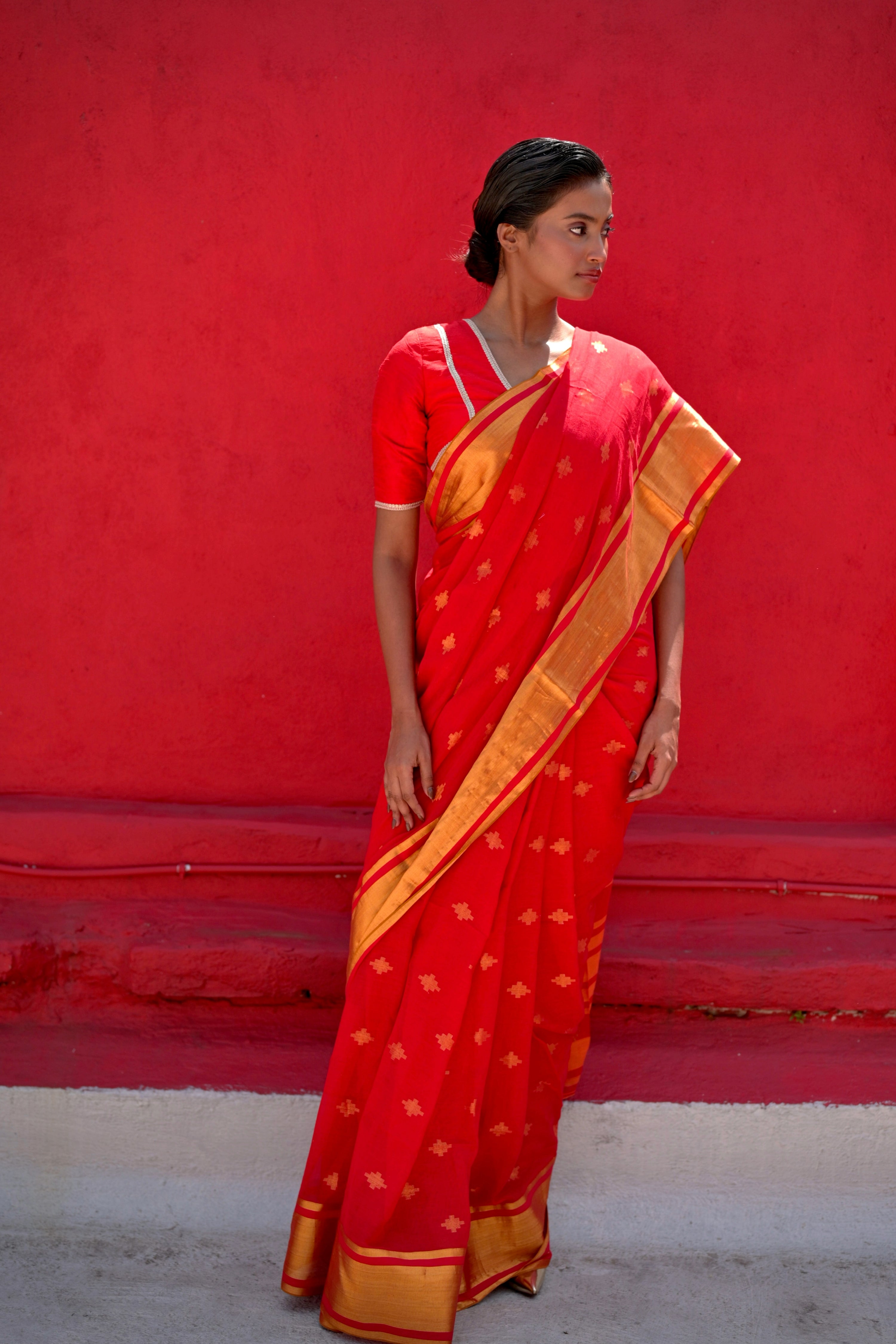 red-handwoven-cotton-jamdani-saree-with-golden-border