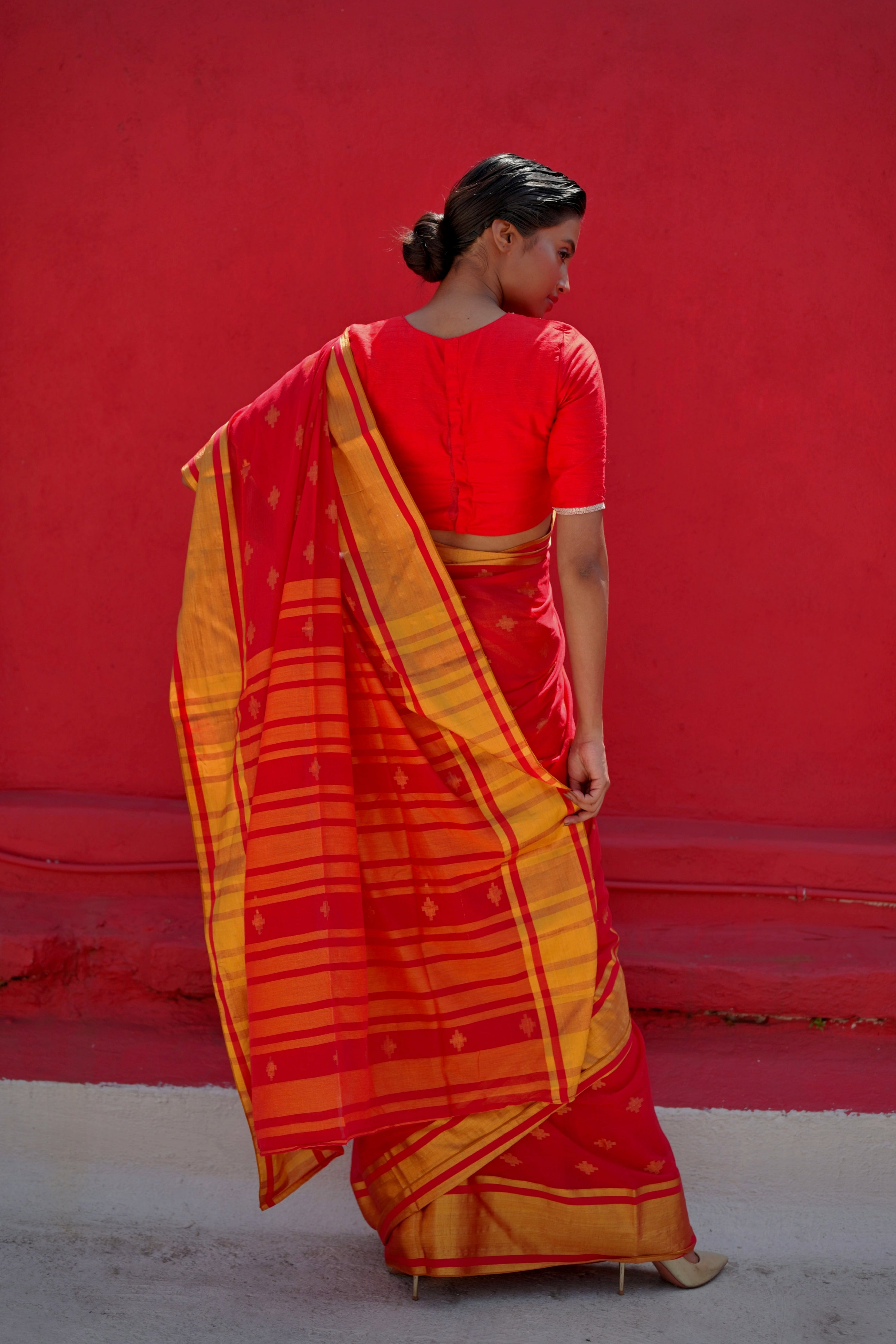 handwoven-cotton-saree-with-golden-jamdani-motifs