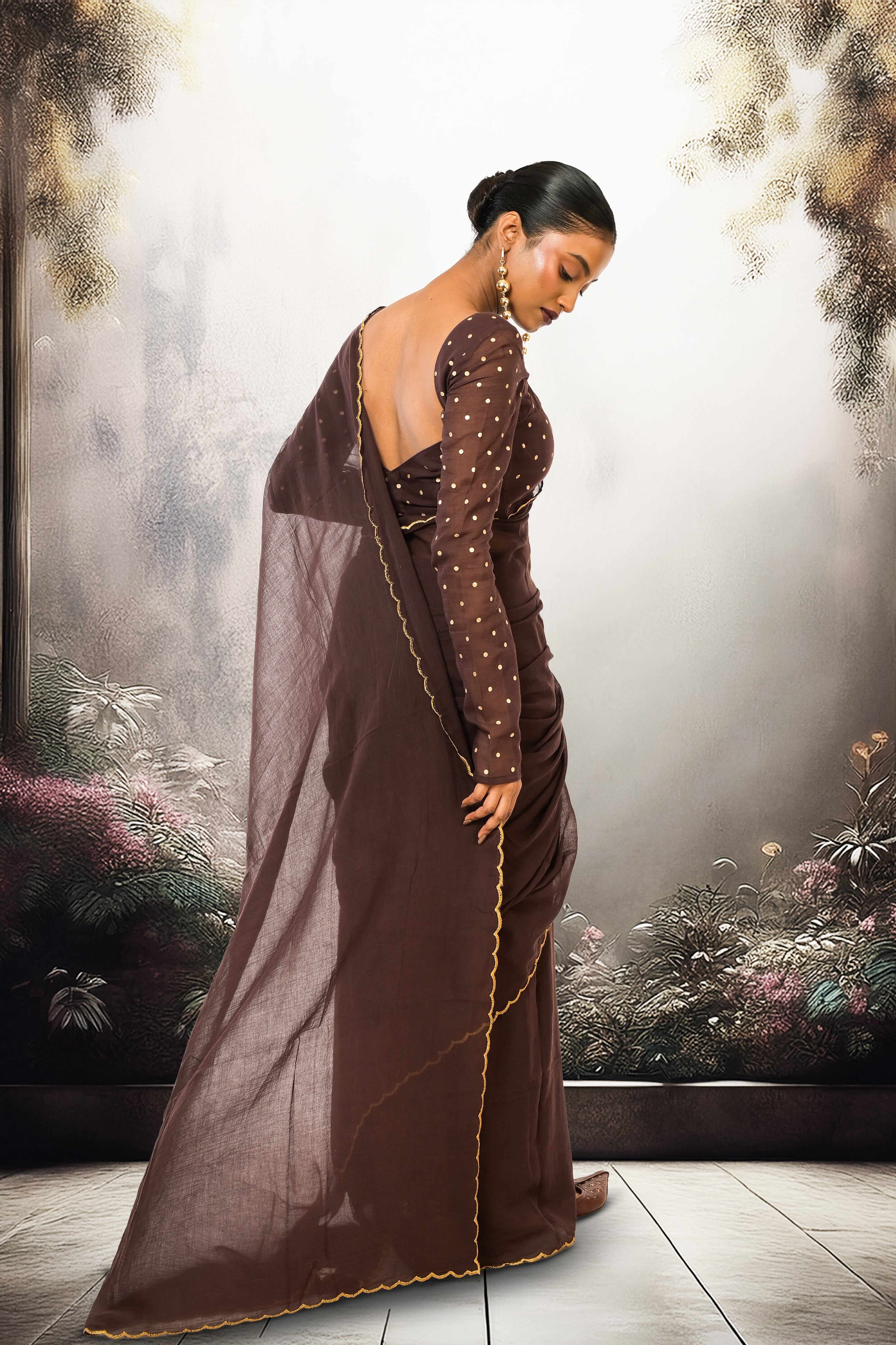 brown-mul-mul-golden-scalloped-saree