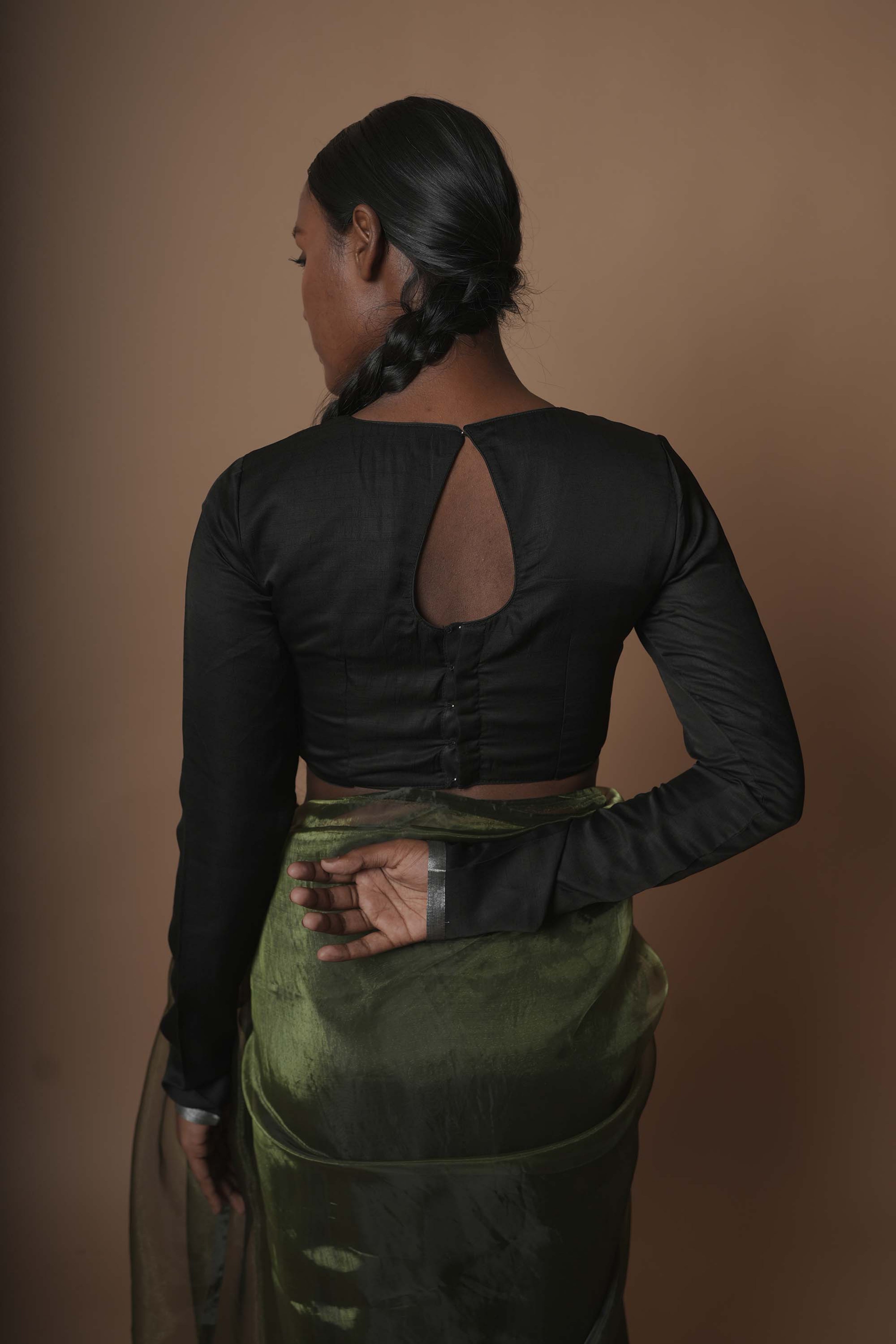 blak-coloured-blouse