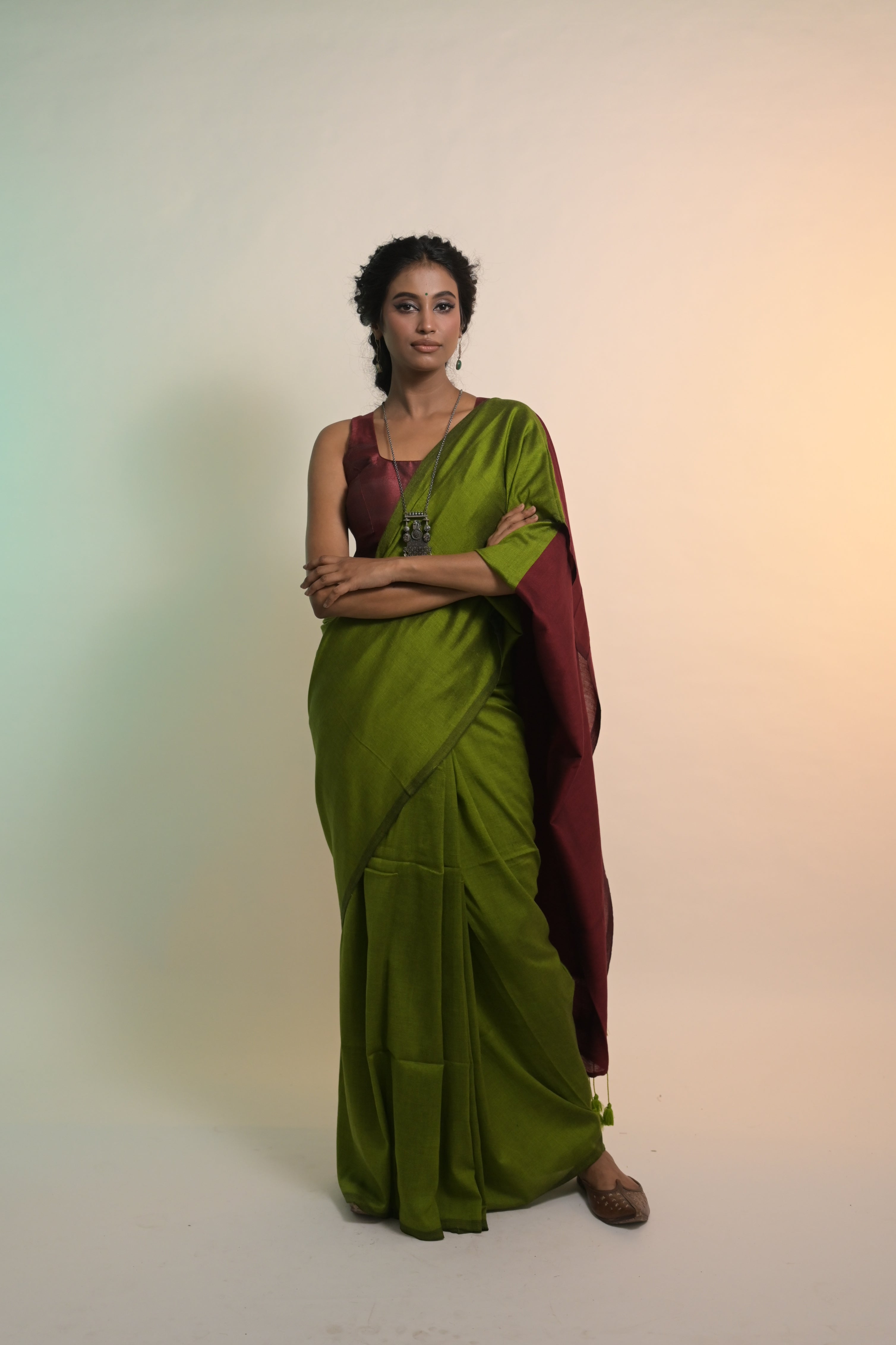 Olive Green Handloom Cotton Acrylic Saree with Maroon Silk Sleeveless Blouse Combo(Geet Suhani+Aabha)