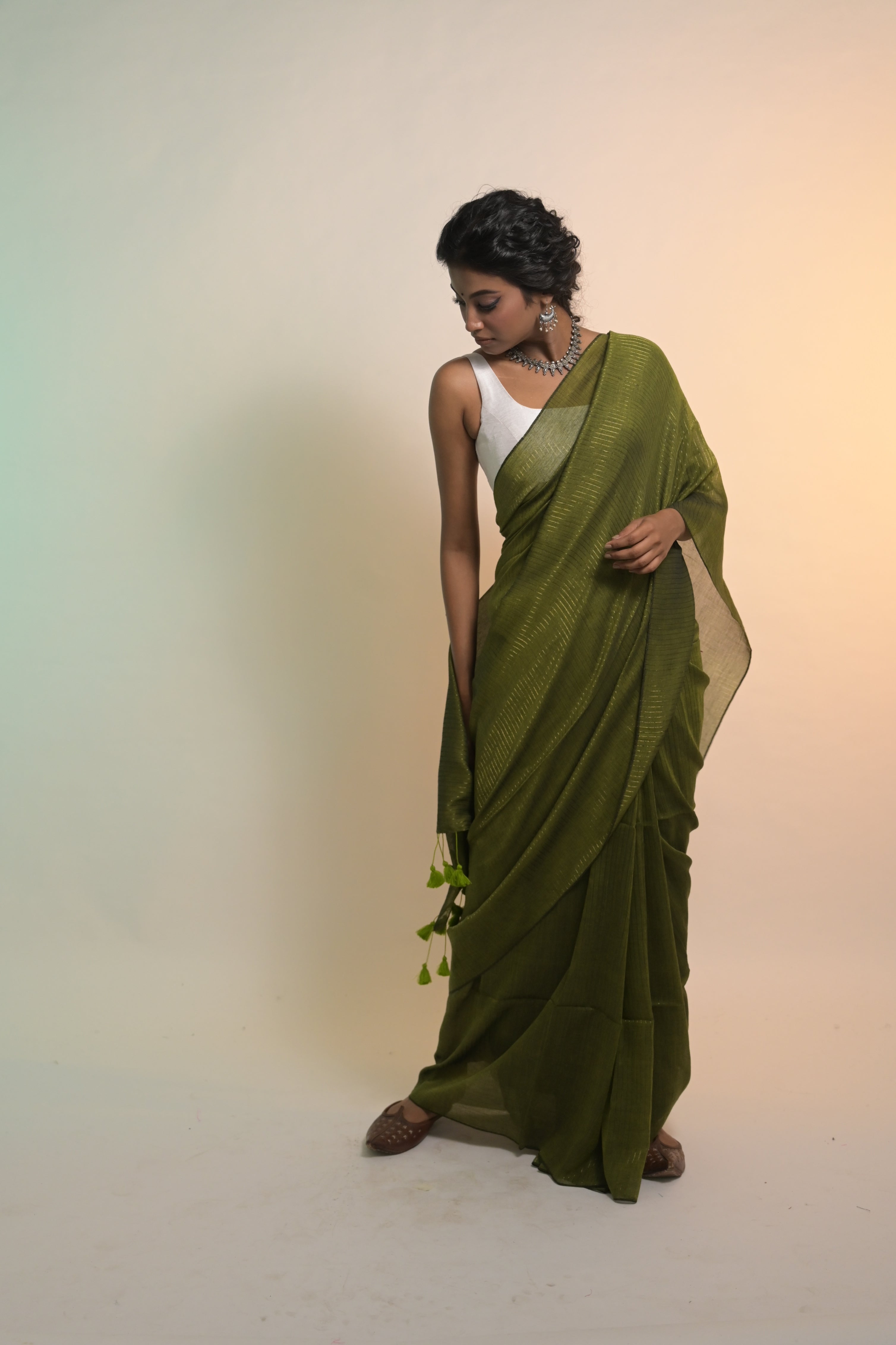Olive Green Handloom Mul Cotton Zari Striped Saree With White Silk Sleeveless Blouse Combo(Kanak+Snowdrop)