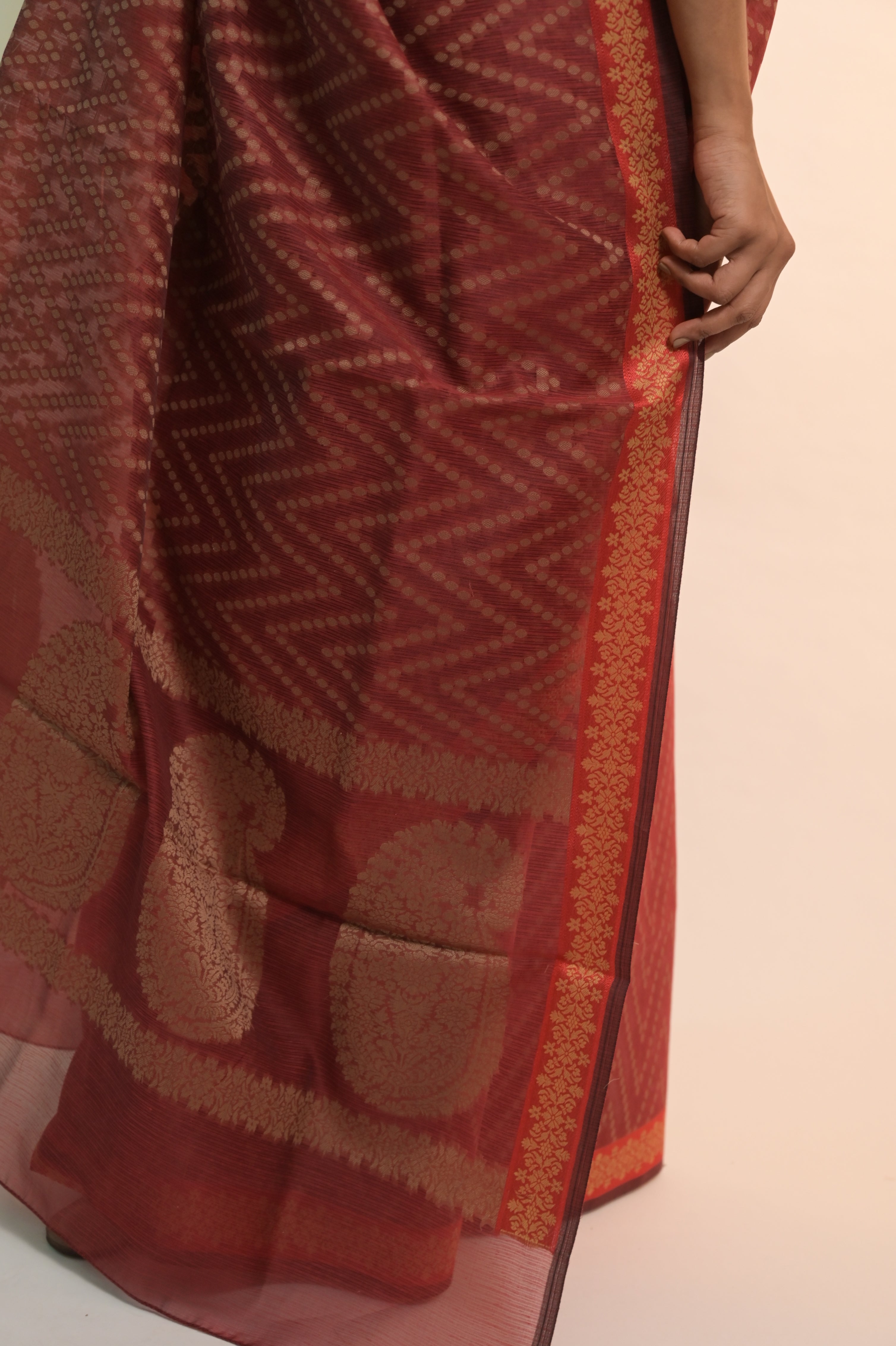 Chhavi I Maroon Handloom Cotton Bandhni Printed Saree
