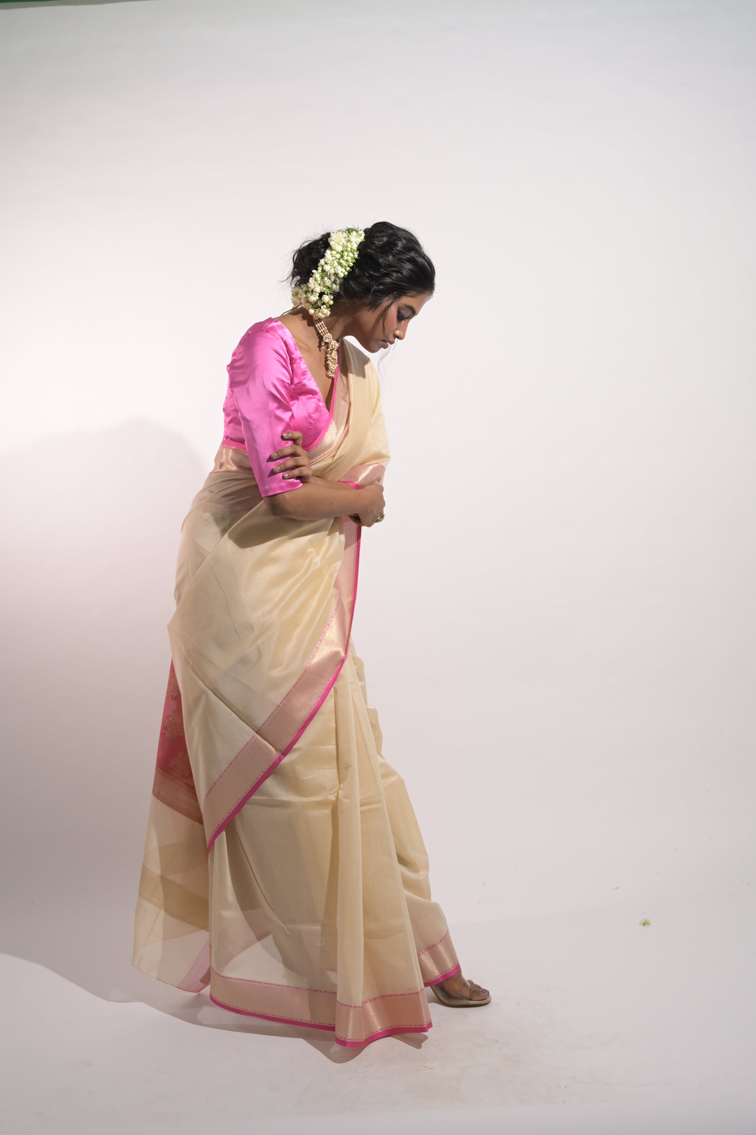 Pallavika I Ivory Handloom Cotton Banarasi Saree with Pink Pallu and floral Motifs