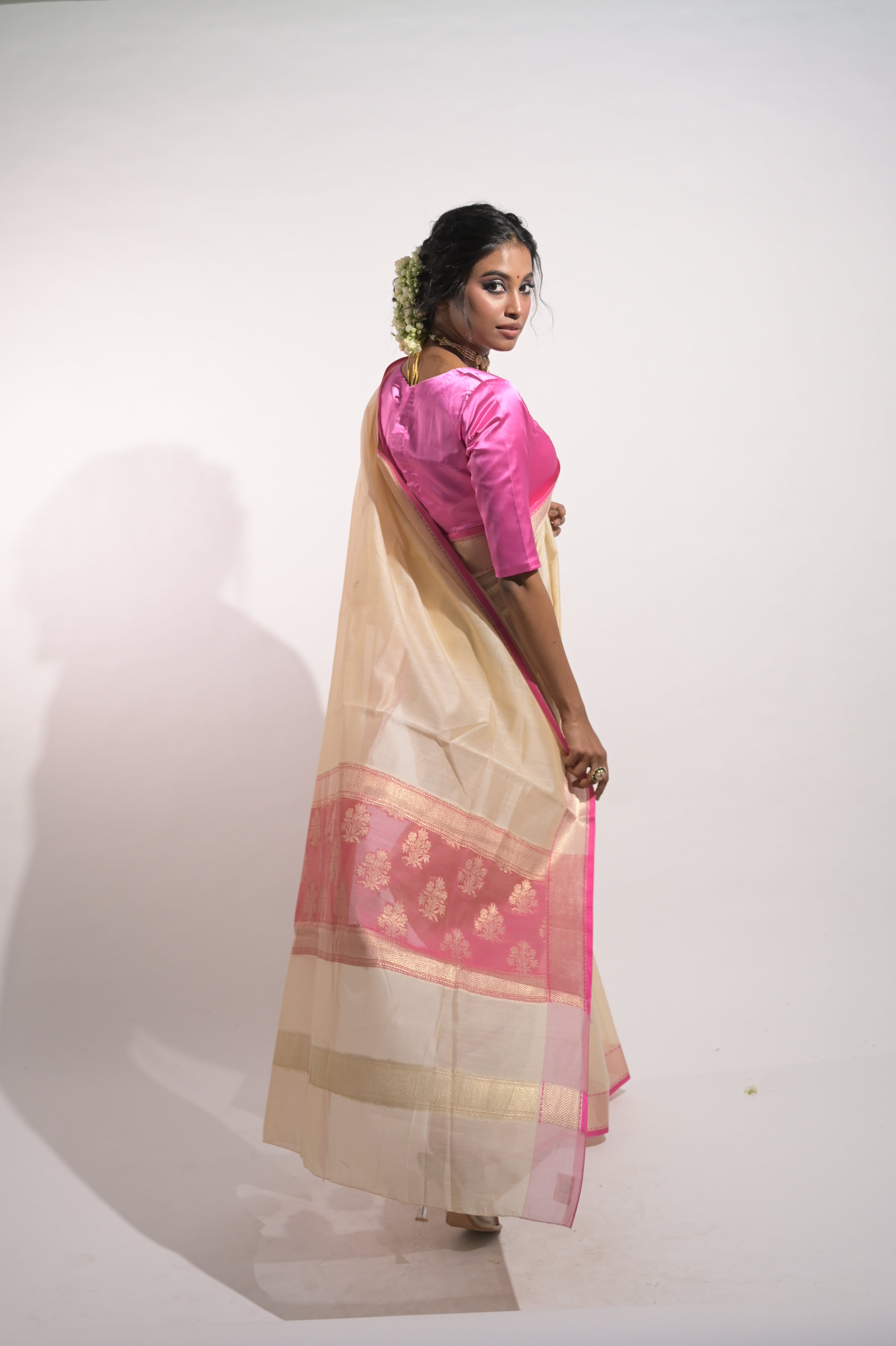Pallavika I Ivory Handloom Cotton Banarasi Saree with Pink Pallu and floral Motifs