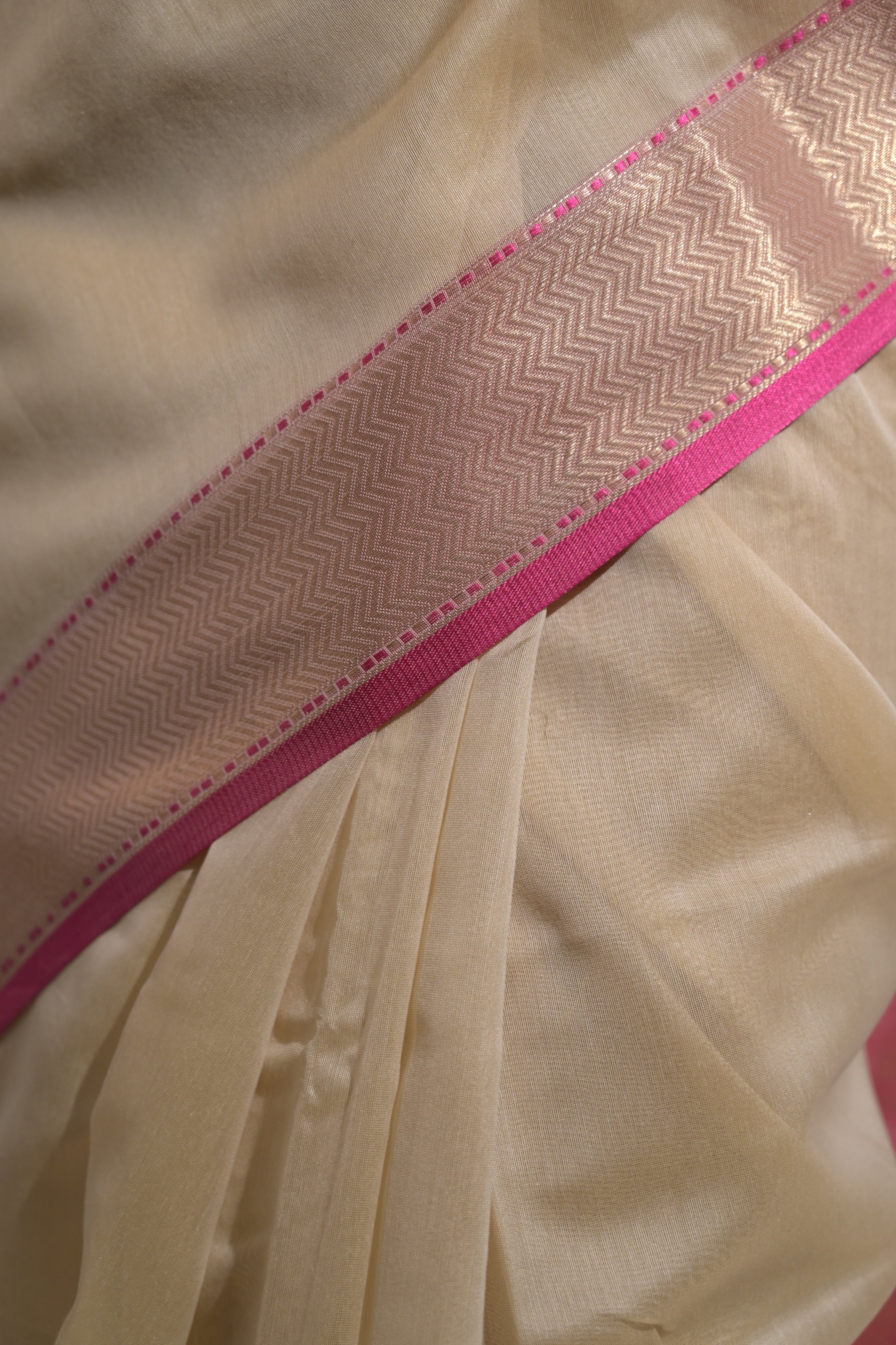 Pallavika I Ivory Handloom Cotton Banarasi Saree with Pink Pallu and floral Motifs