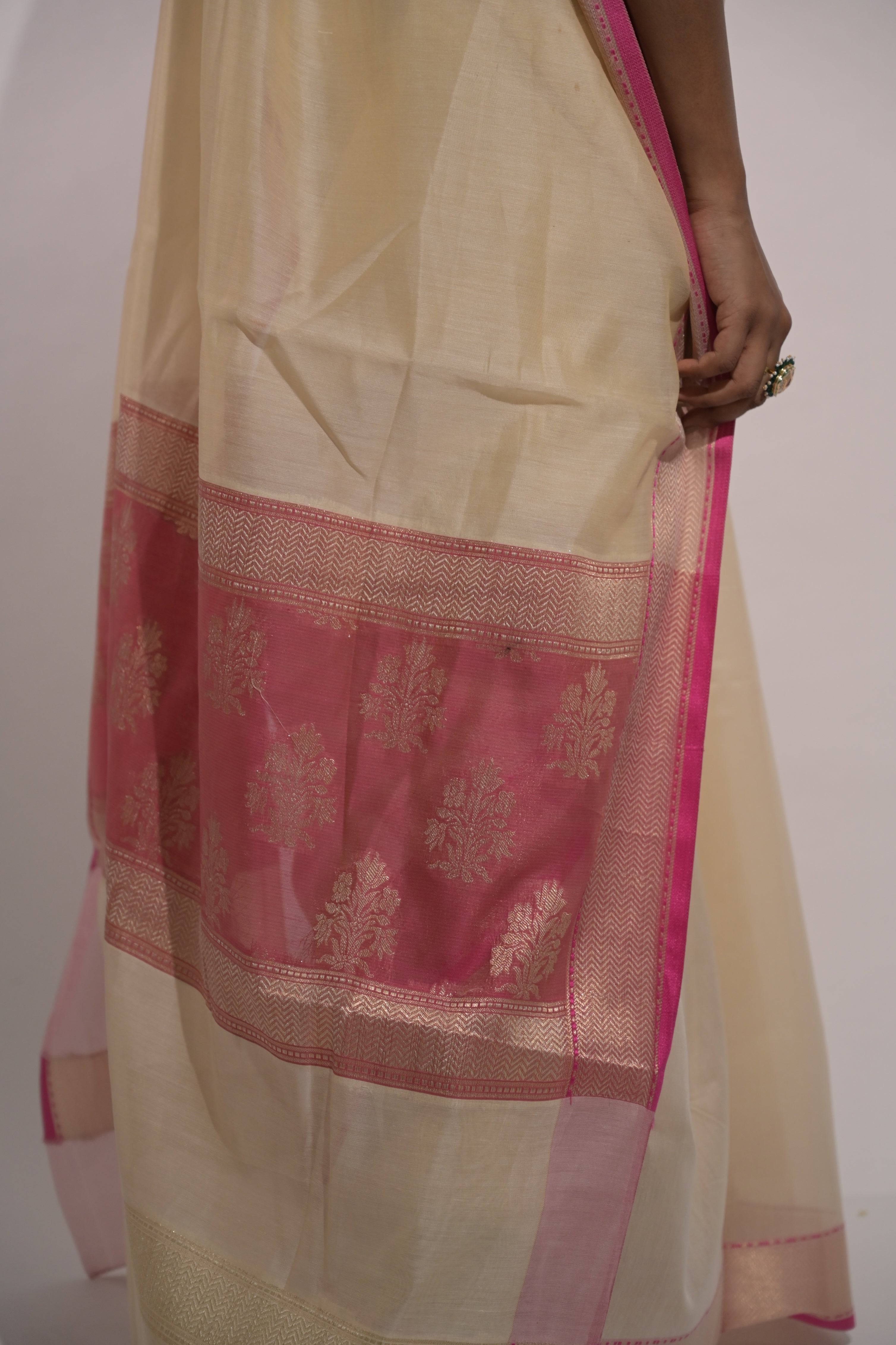 Pallavika I Ivory Handloom Cotton Banarasi Saree with Pink Pallu and floral Motifs