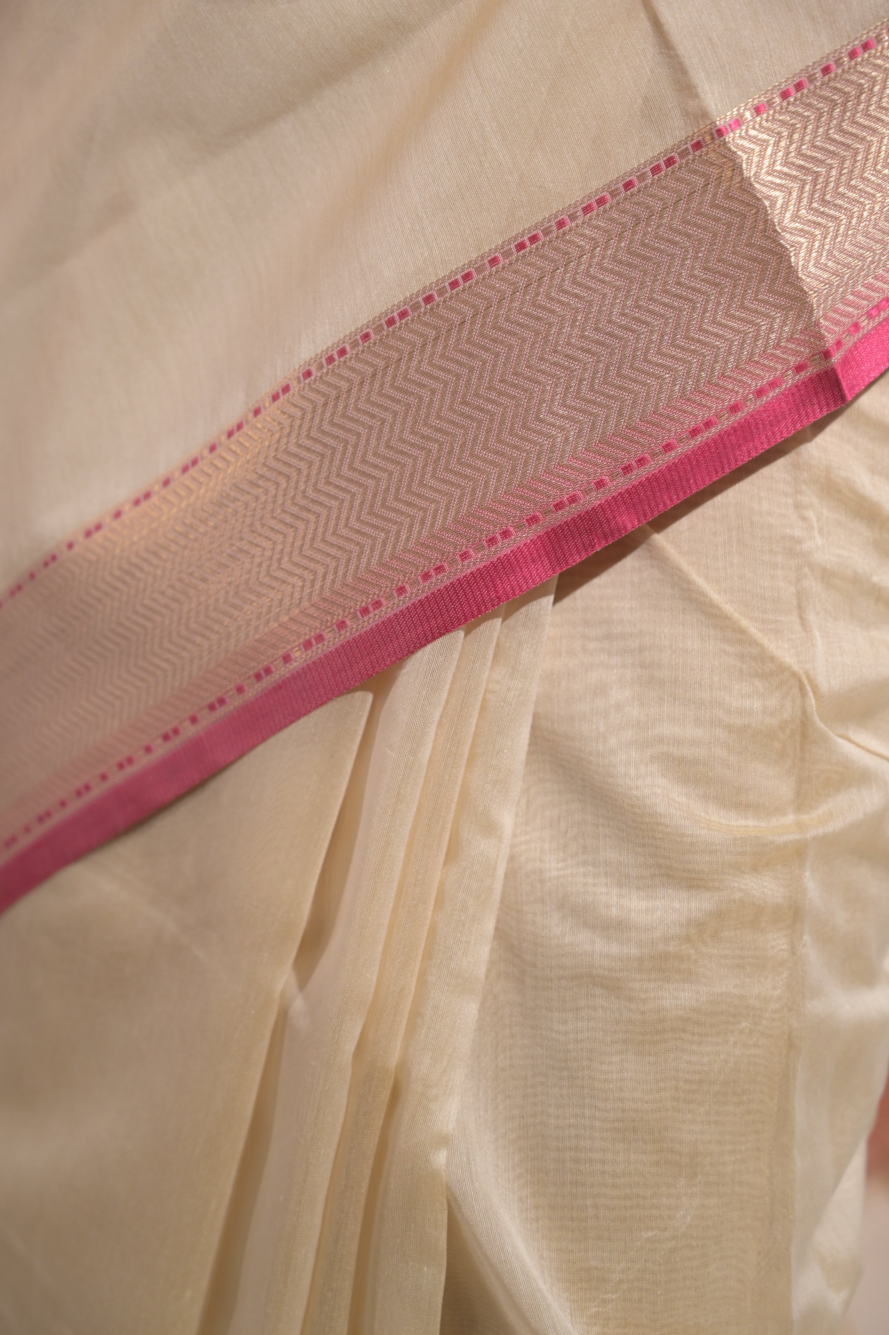 Tanirika I Ivory Handloom Cotton Banarasi Saree with Zari Border and Floral Motifs