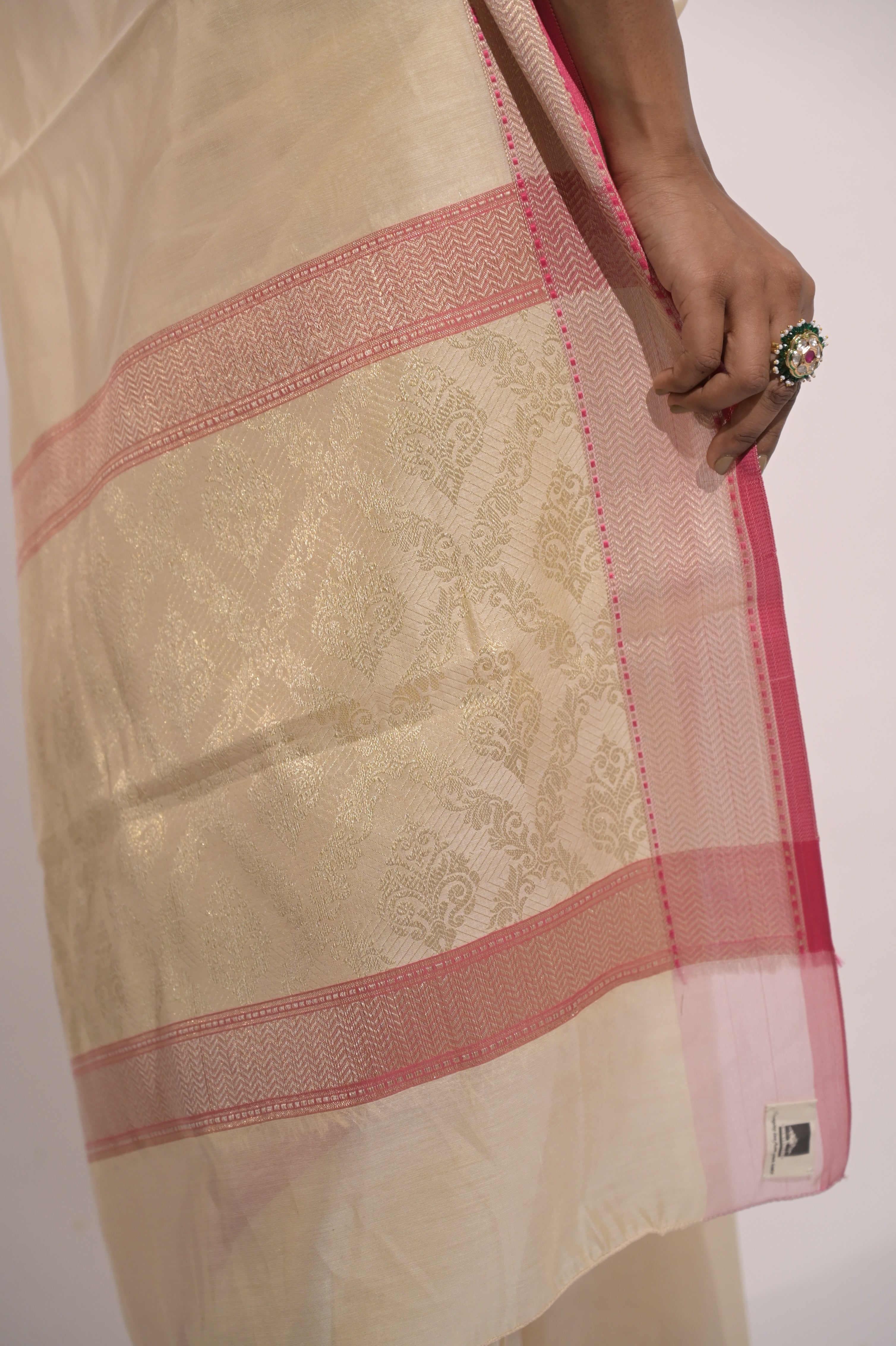 Tanirika I Ivory Handloom Cotton Banarasi Saree with Zari Border and Floral Motifs