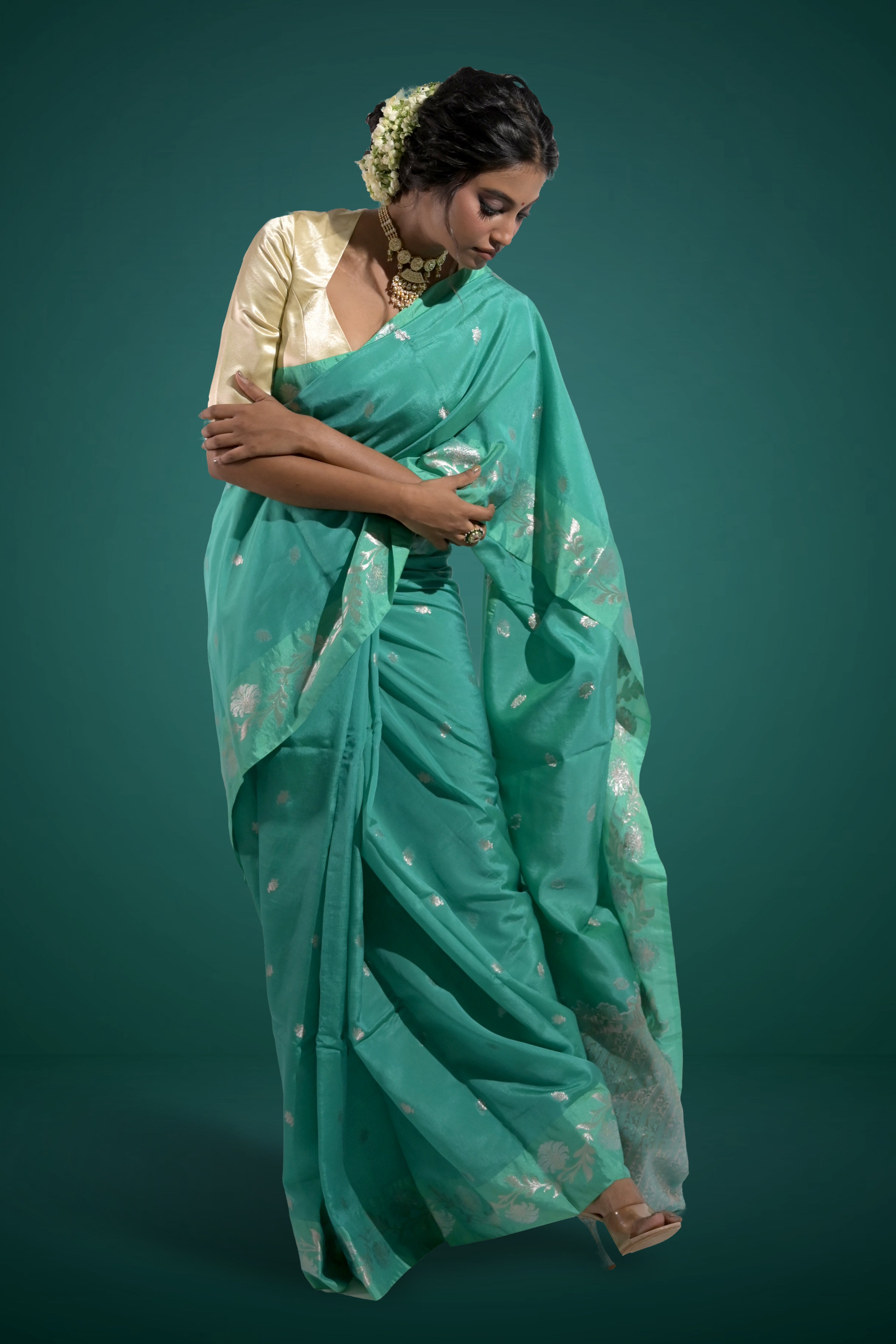 Rimjhim Dhun I Green Handloom Silk Banarasi Saree with Floral Zari Border