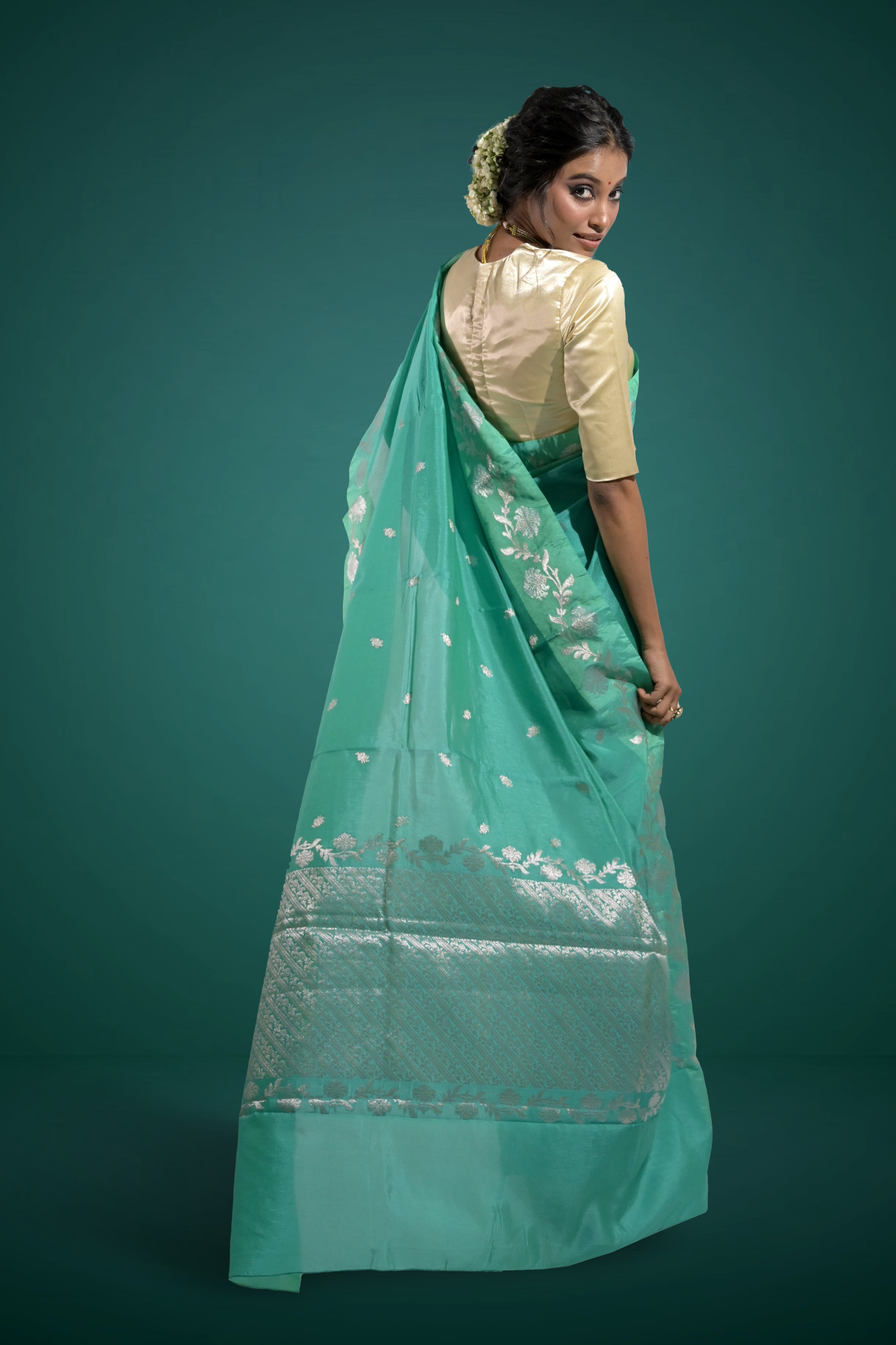 Rimjhim Dhun I Green Handloom Silk Banarasi Saree with Floral Zari Border