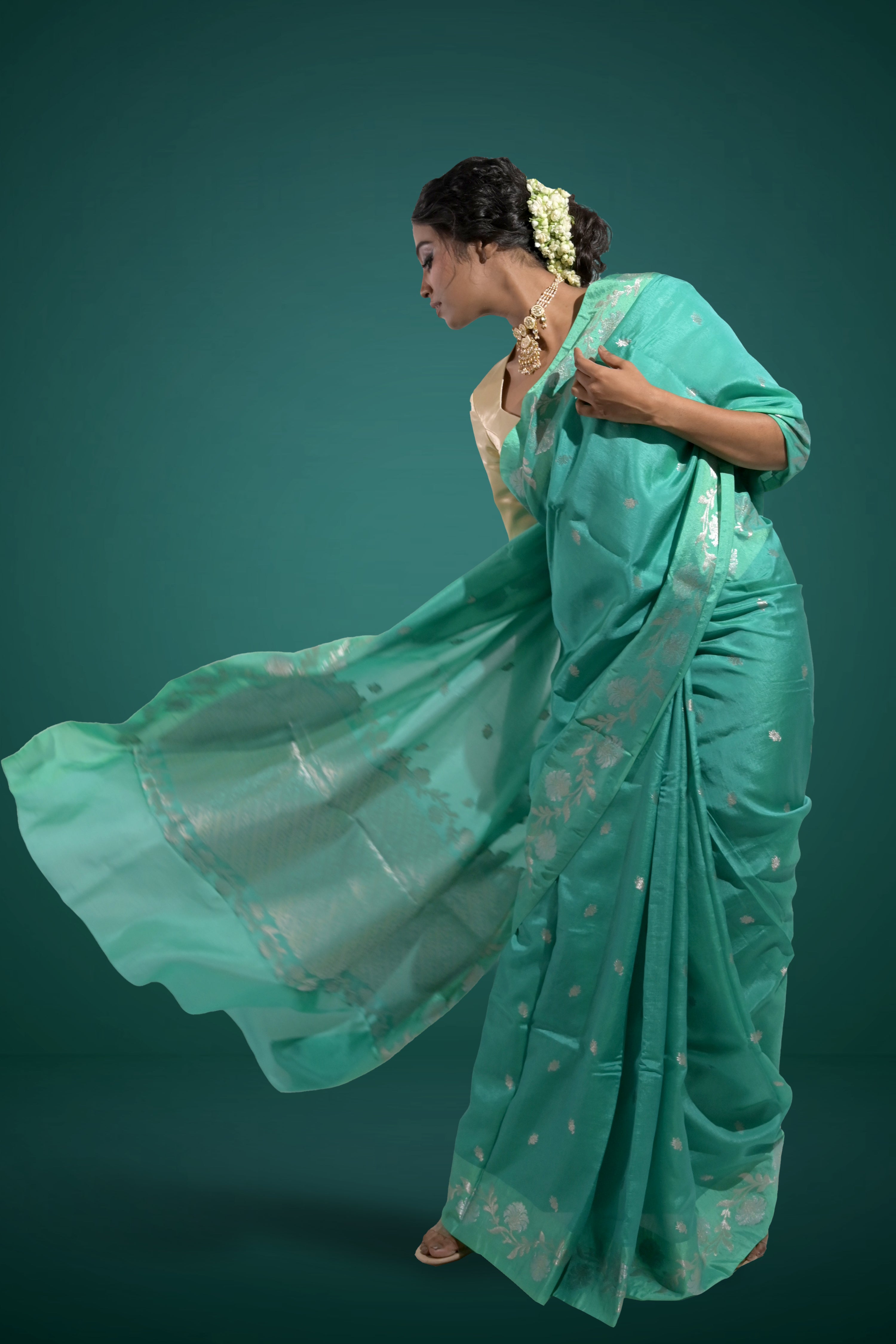 Rimjhim Dhun I Green Handloom Silk Banarasi Saree with Floral Zari Border