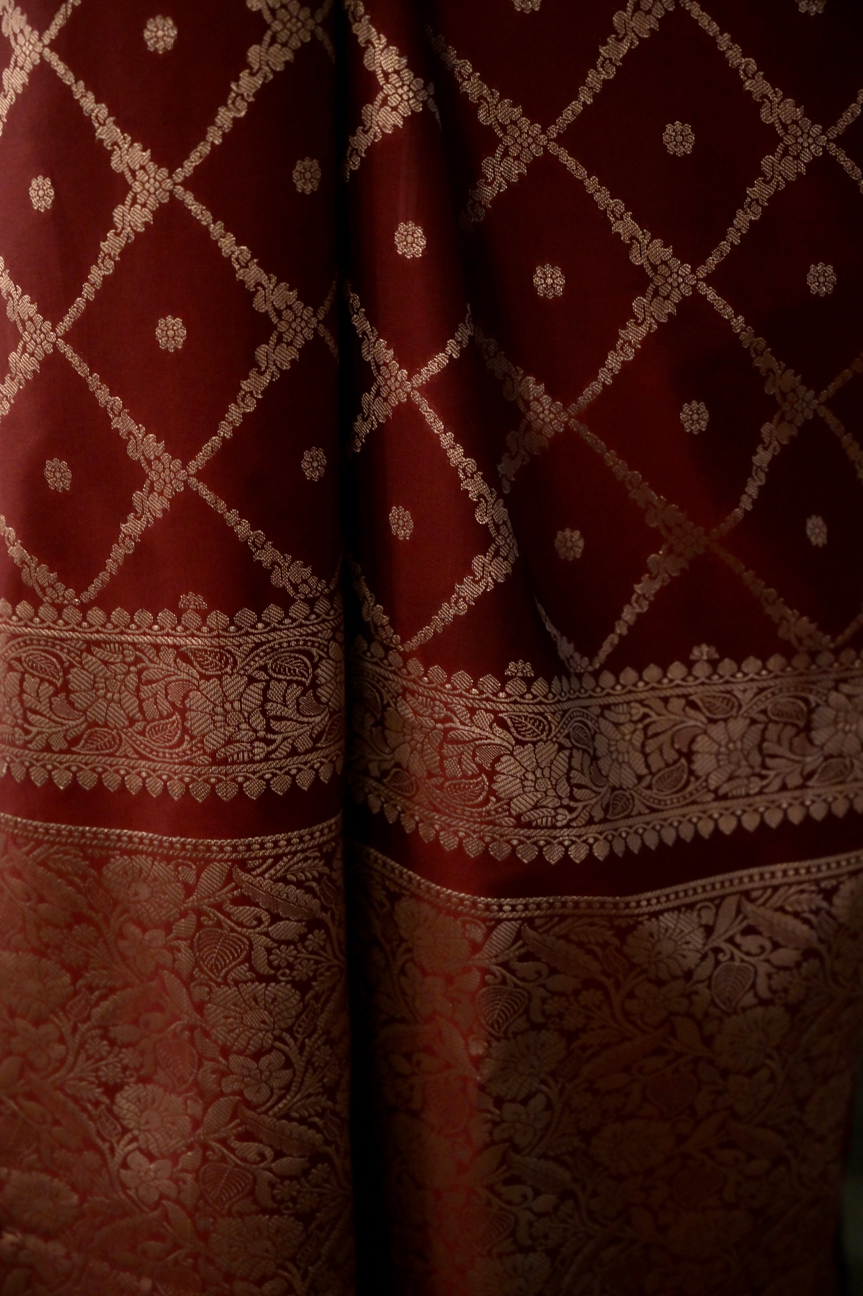 Taruja I Red Handloom silk Jaal Banarasi Saree with floral Zari Border