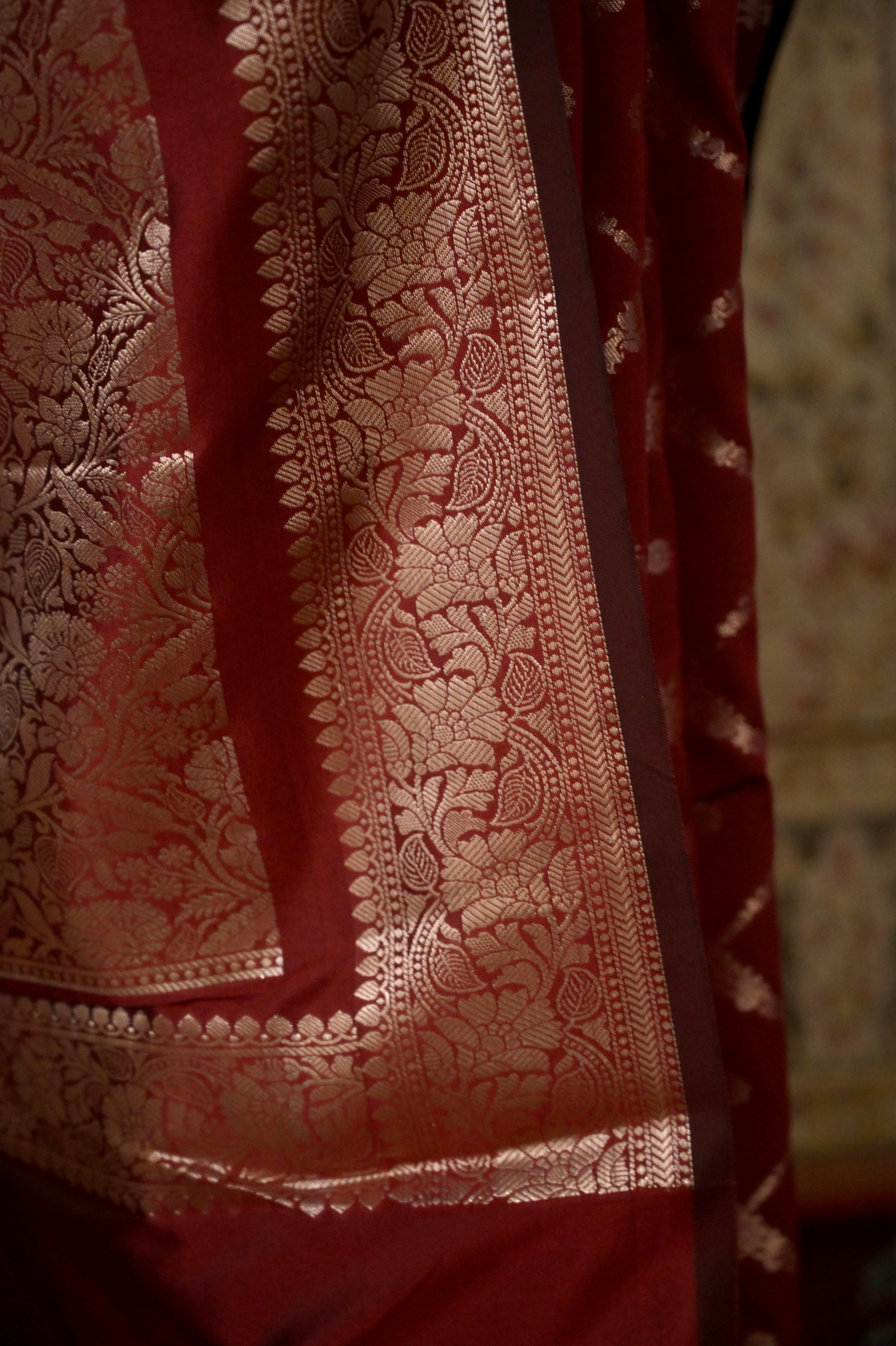 Taruja I Red Handloom silk Jaal Banarasi Saree with floral Zari Border