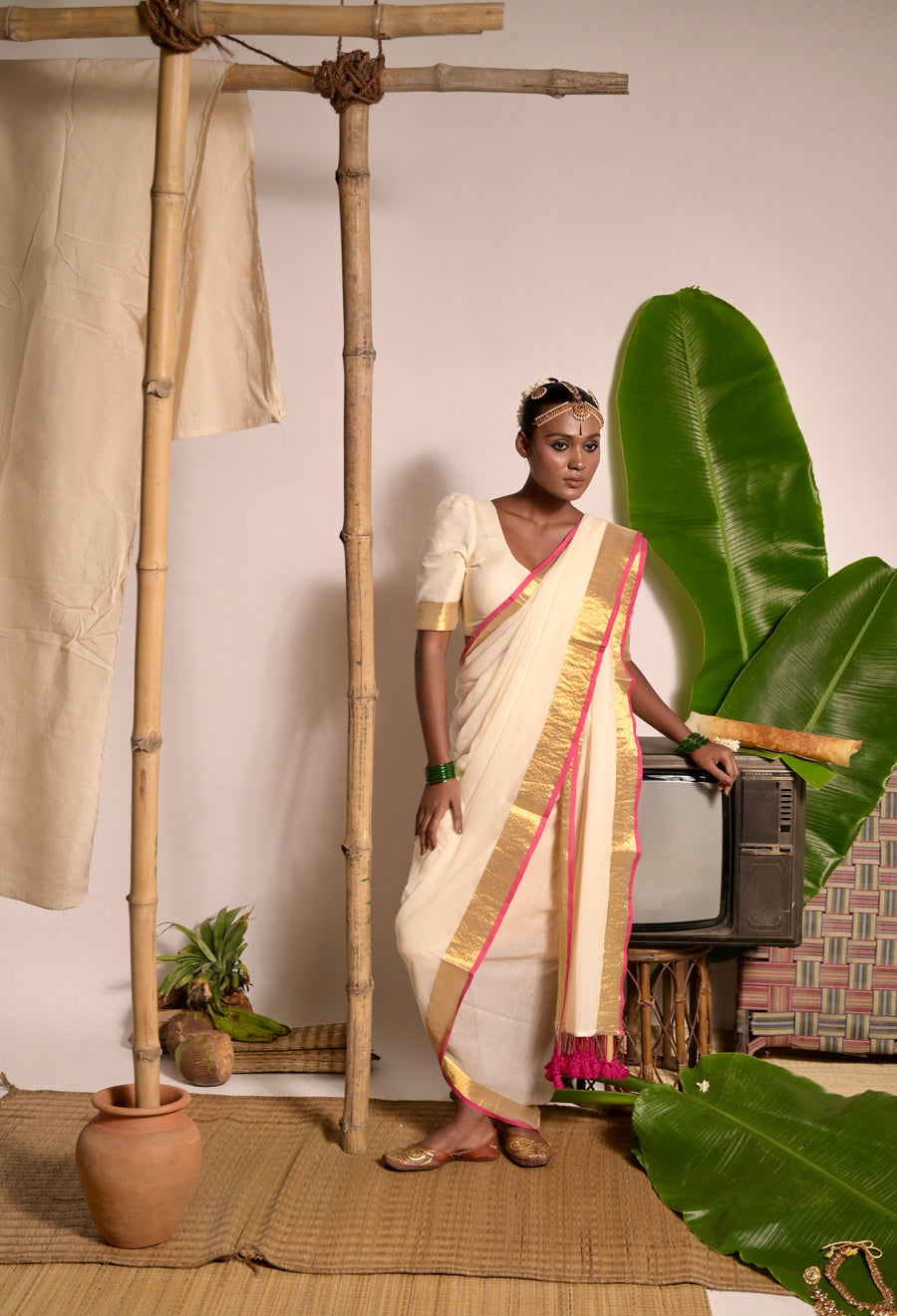 Chandralekha – Off White Mul Cotton Handwoven Saree with Golden and Pink Border