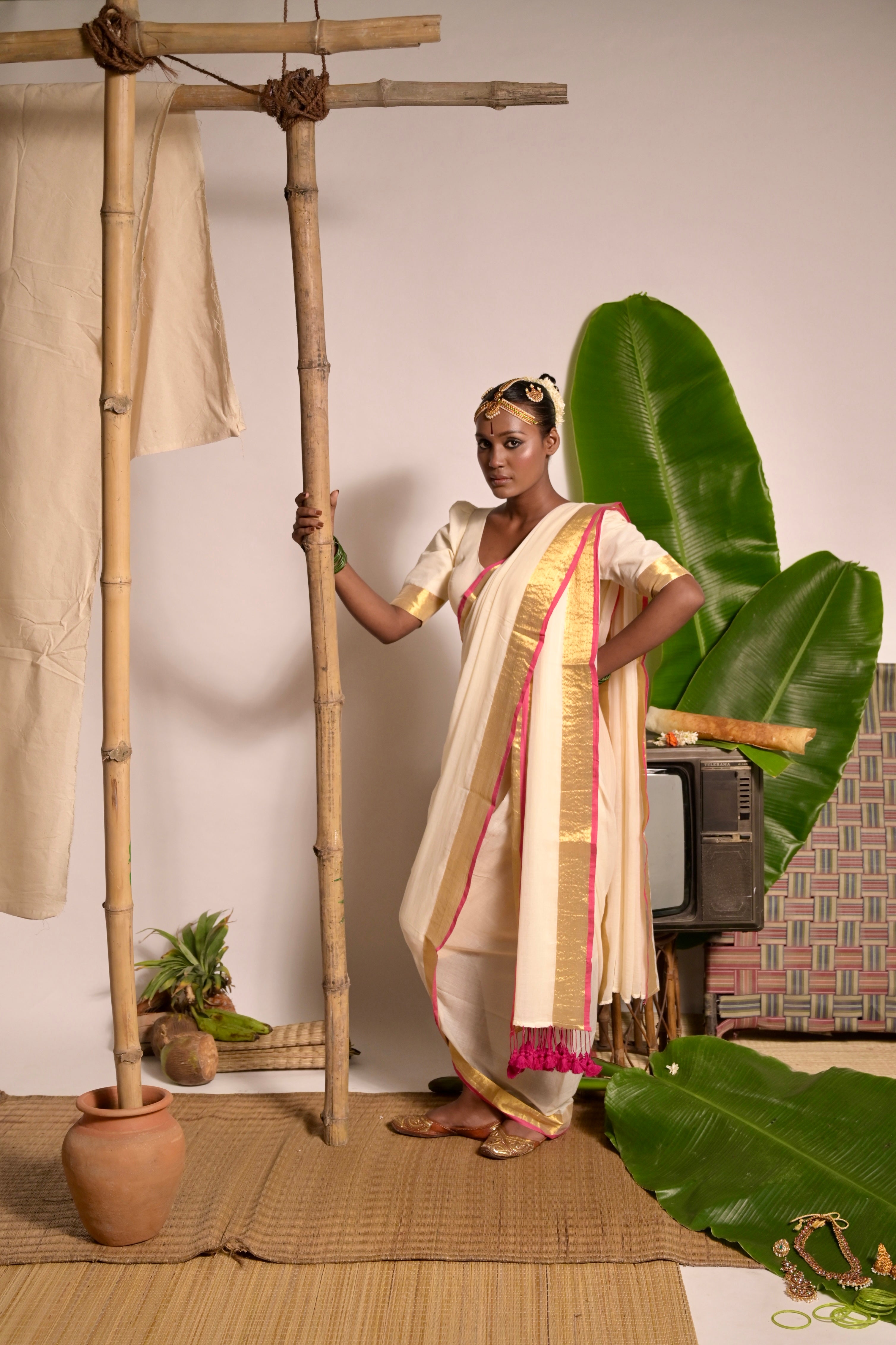 Chandralekha I Off white mul cotton handwoven saree with golden and pink border