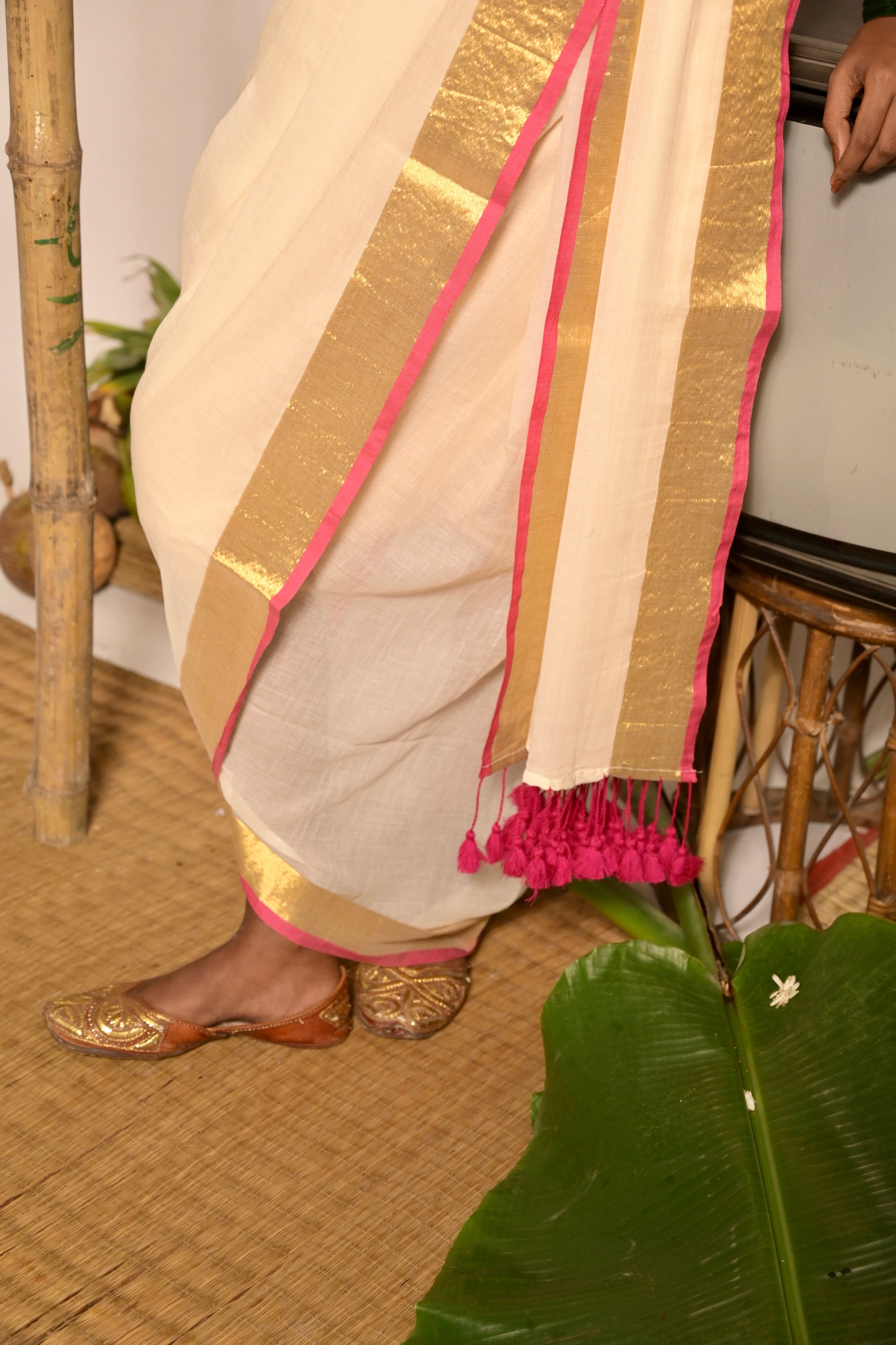 Chandralekha I Off white mul cotton handwoven saree with golden and pink border