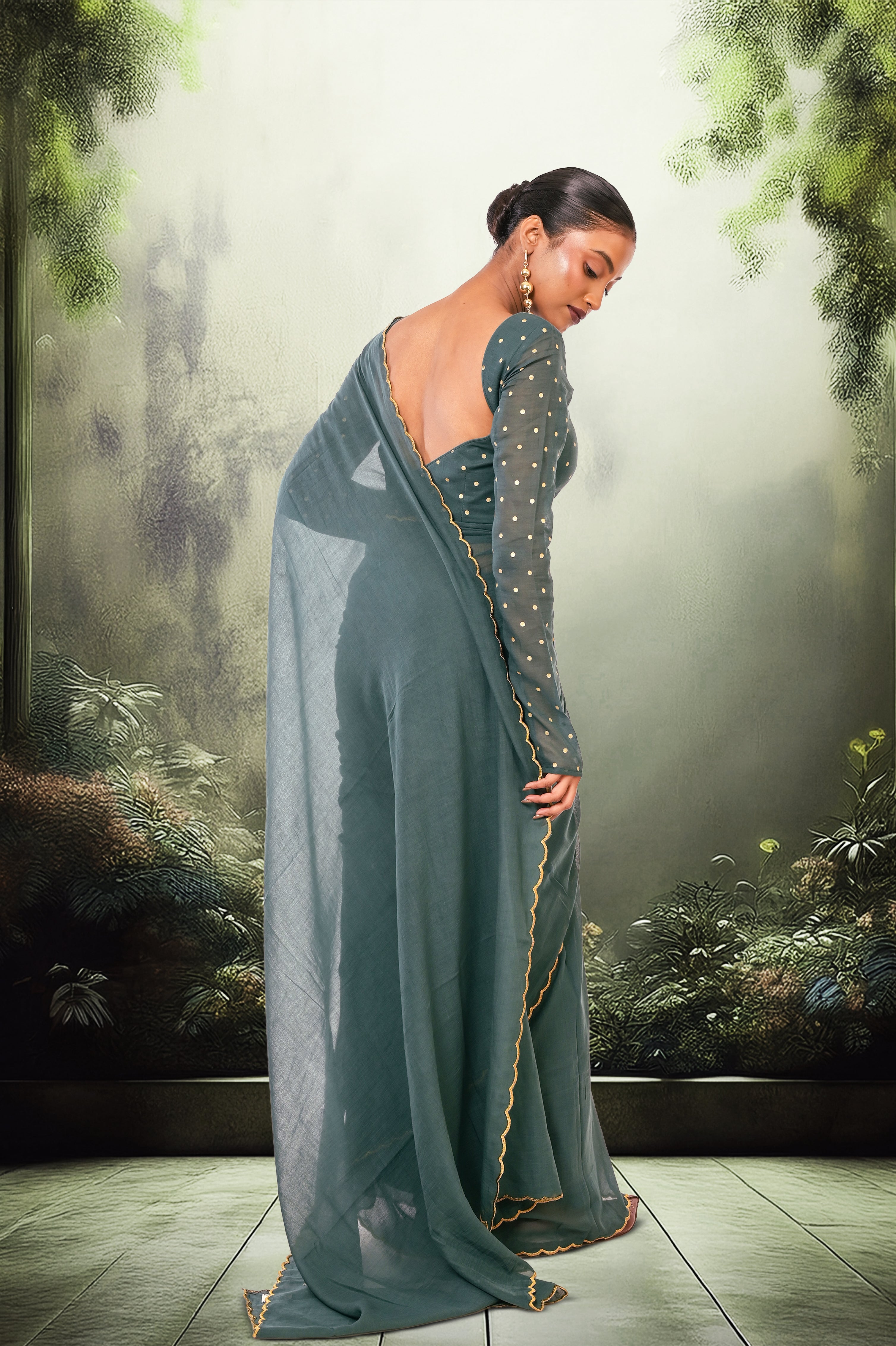 hand-woven-bottle-green-mul-mul-saree-with-scalloped-border