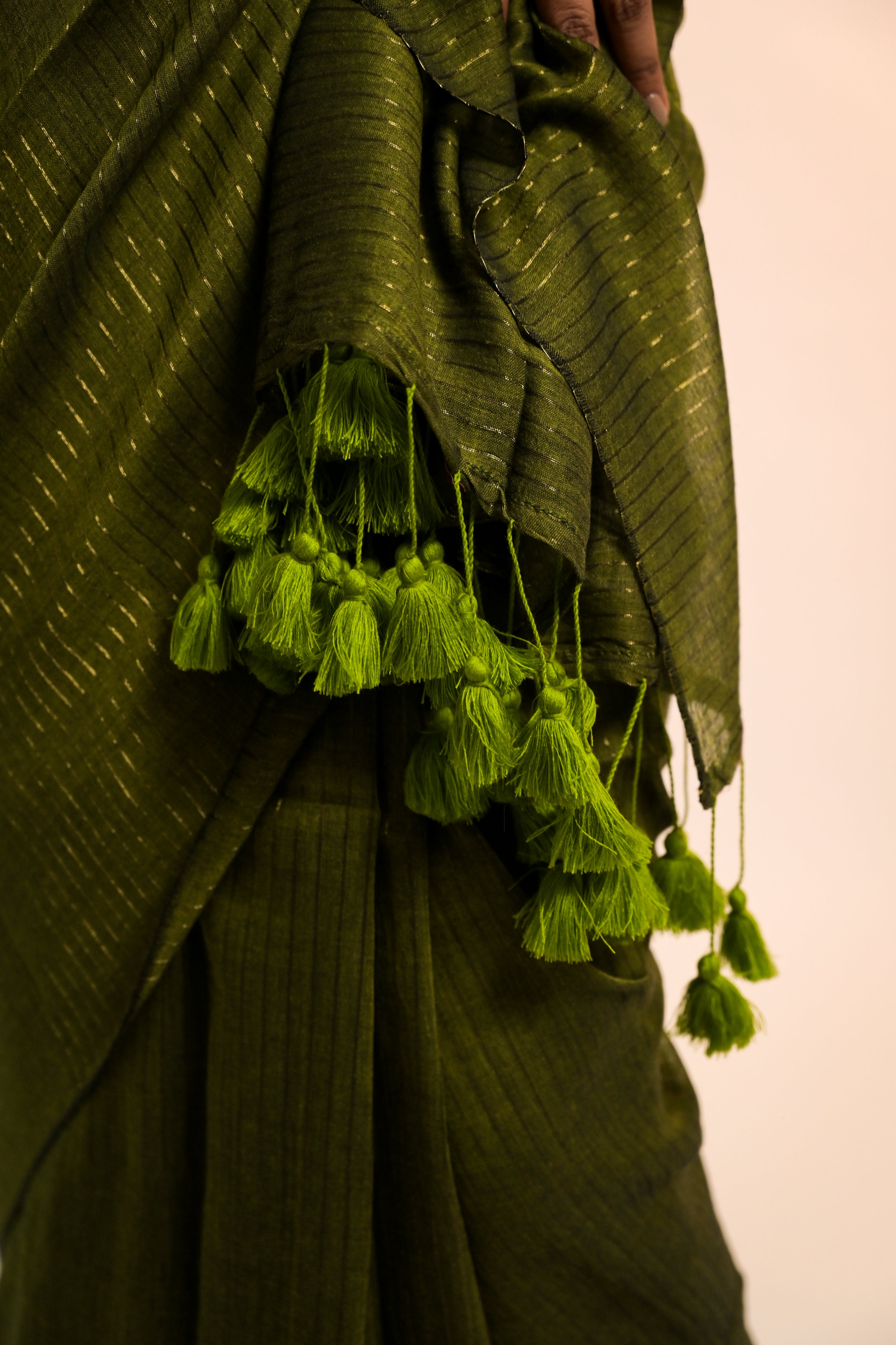 Olive Green Handloom Mul Cotton Zari Striped Saree With White Silk Sleeveless Blouse Combo(Kanak+Snowdrop)