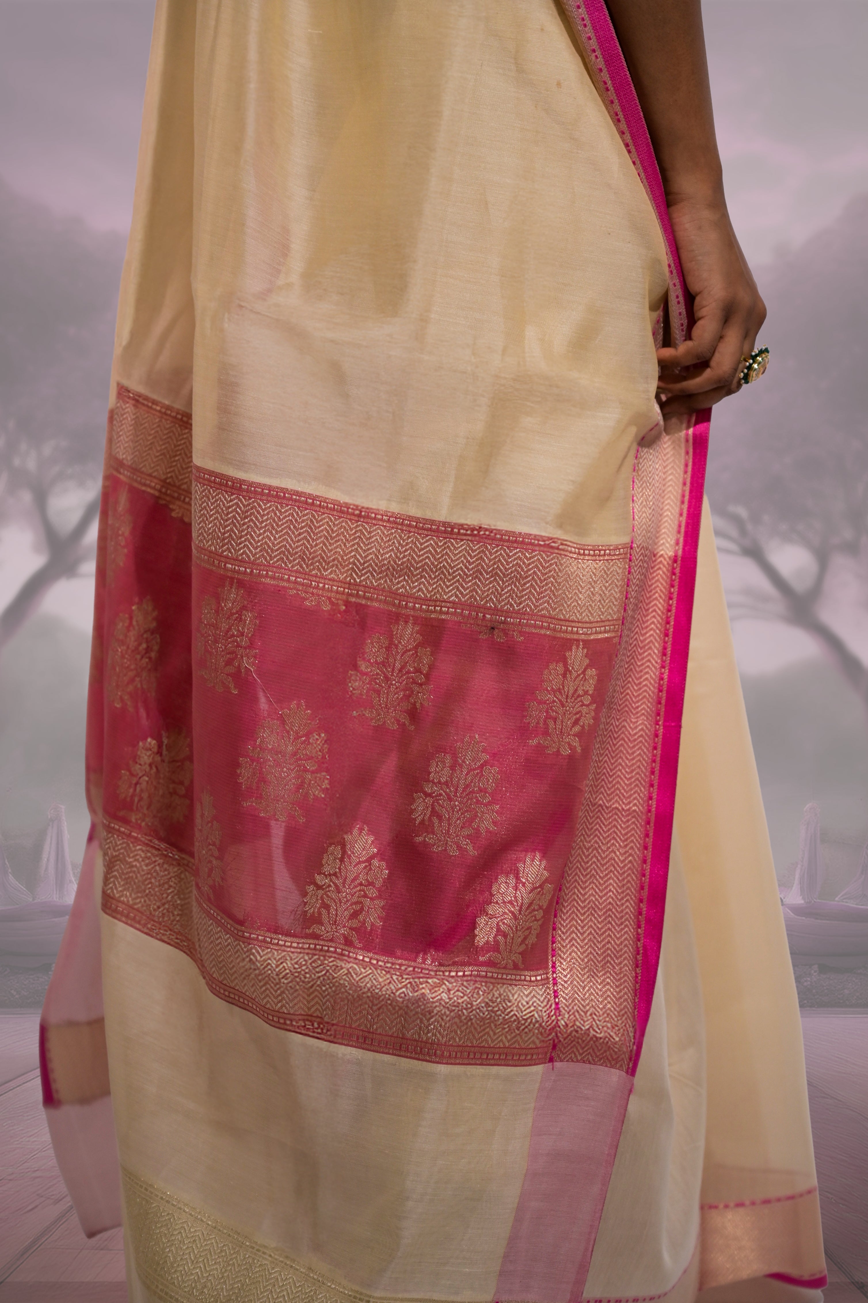 Pallavika I Ivory Handloom Cotton Banarasi Saree with Pink Pallu and floral Motifs