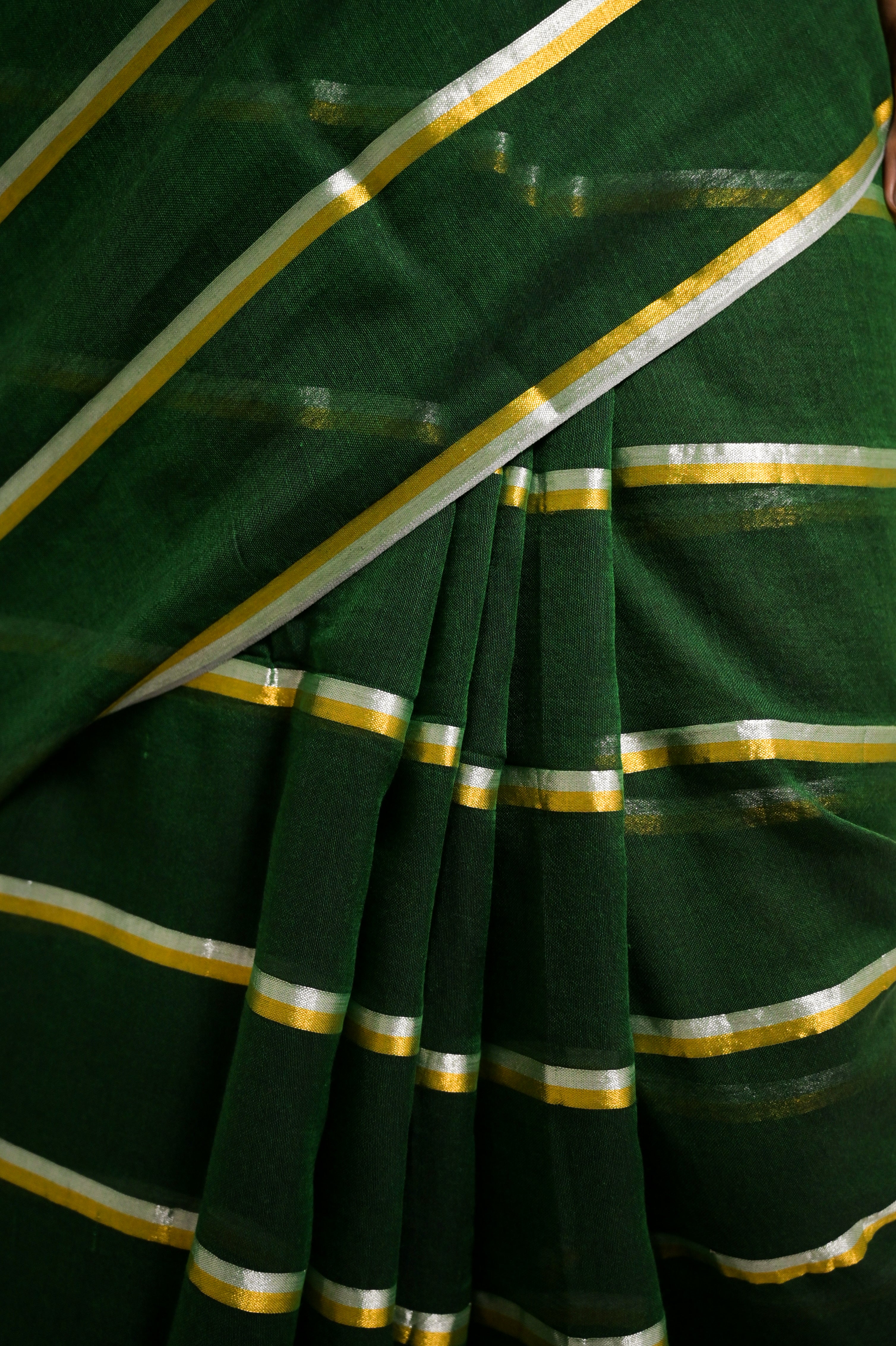 Green Handloom Mul Cotton Zari Striped Saree With Silver Tissue Sleeveless Blouse Combo(Raagvi+Kiran)