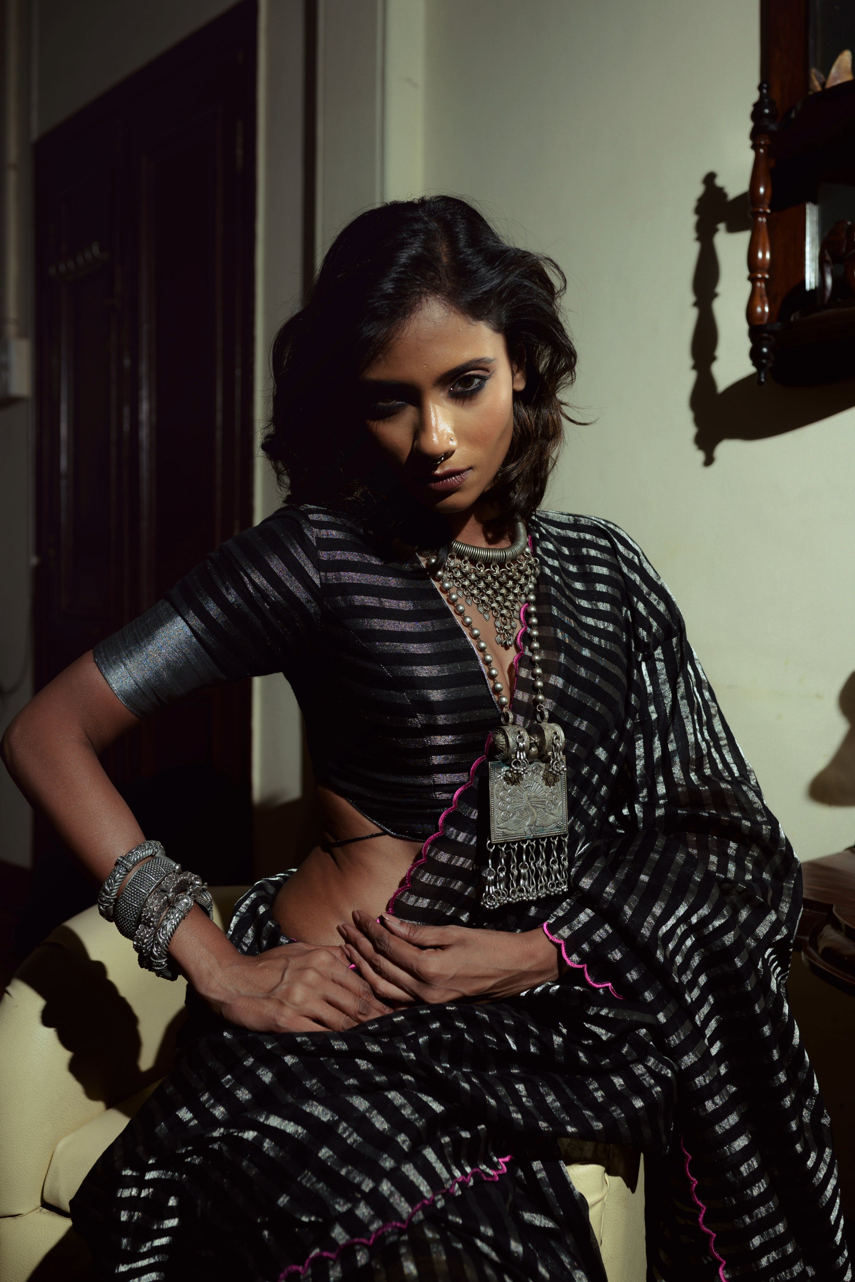 black-cotton-saree-with-scalloped-border