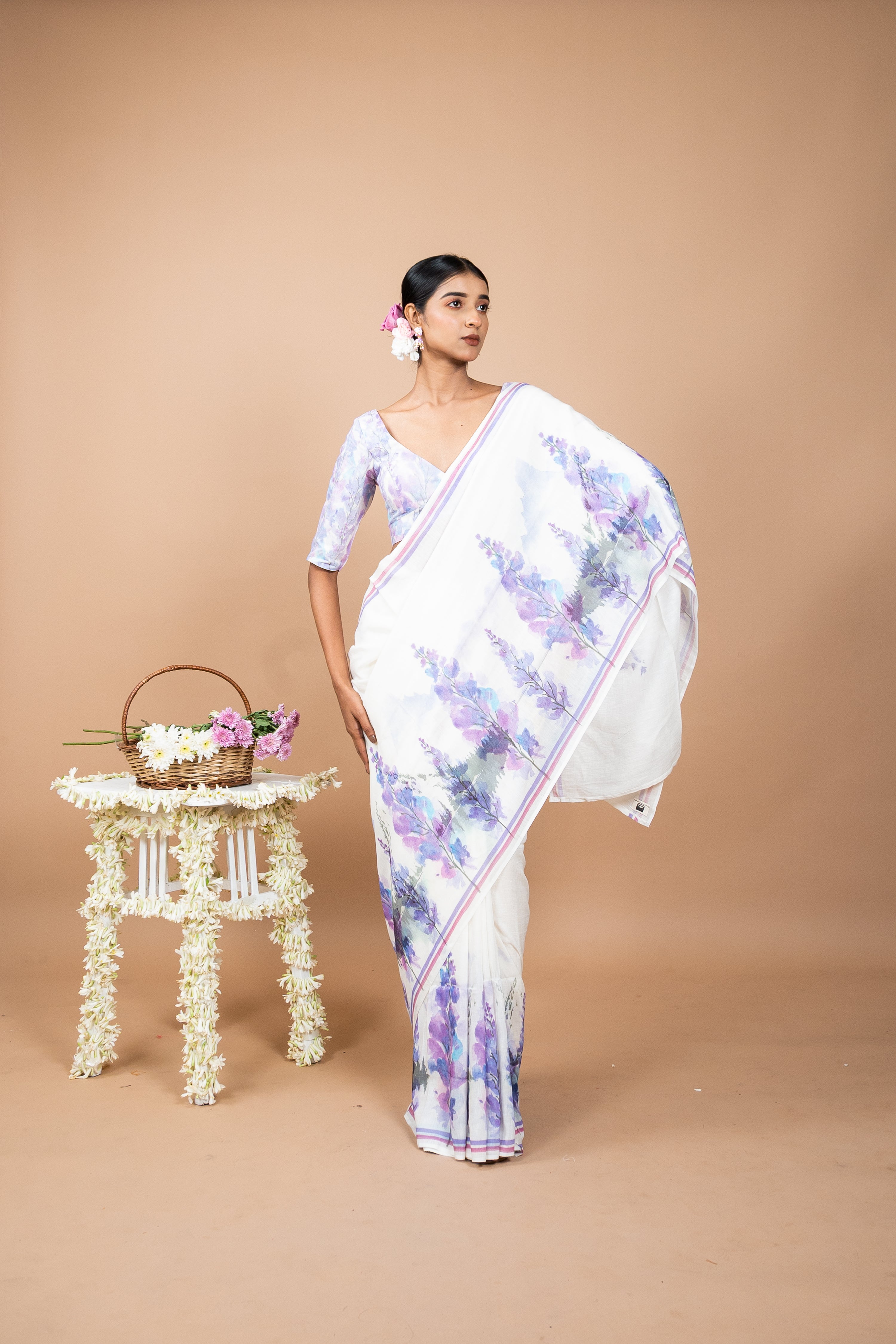 Neelkuranji I White handloom Linen Saree with Scenic Print